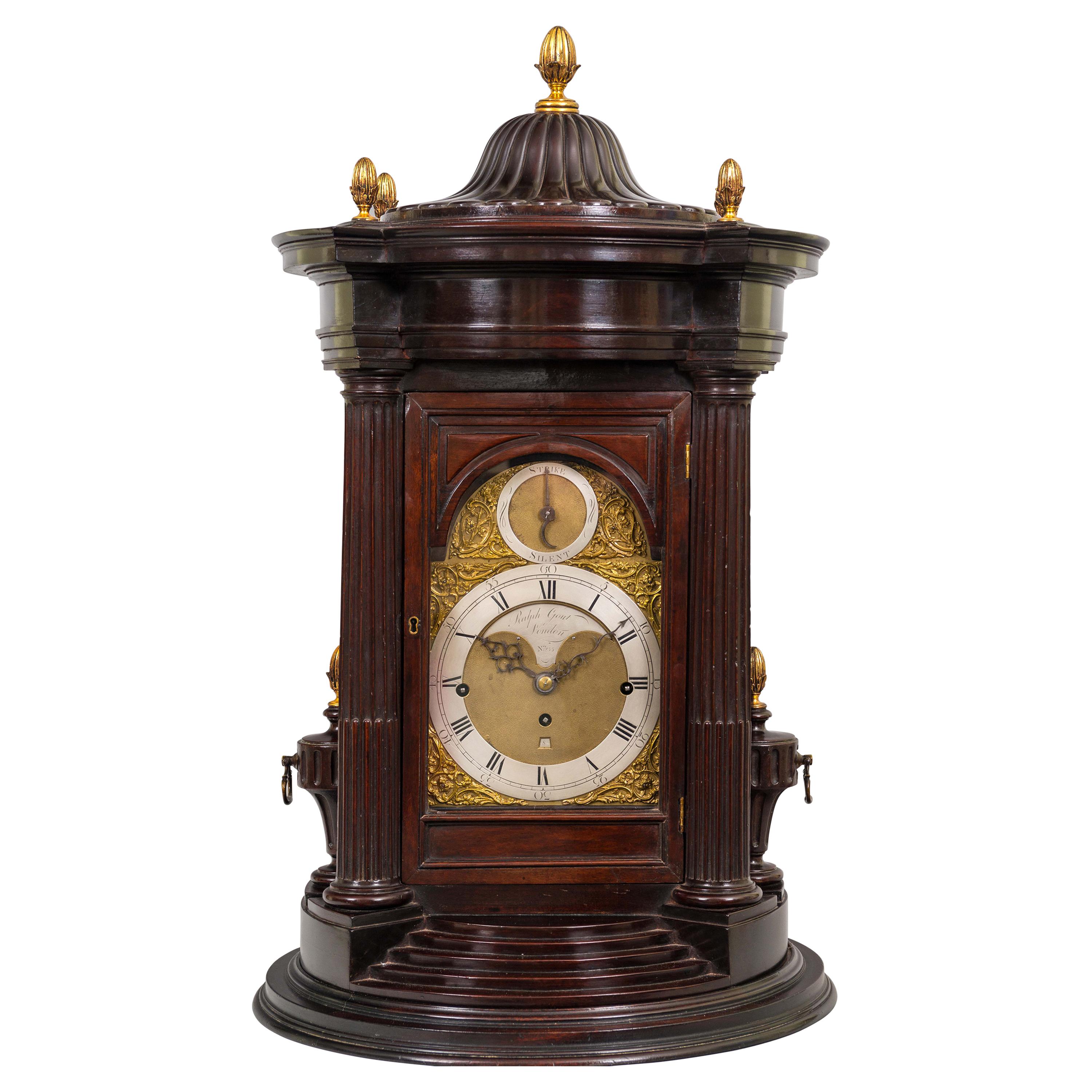 horloge de table musicale du 18ème siècle en acajou ancien par Ralph Gout de Londres