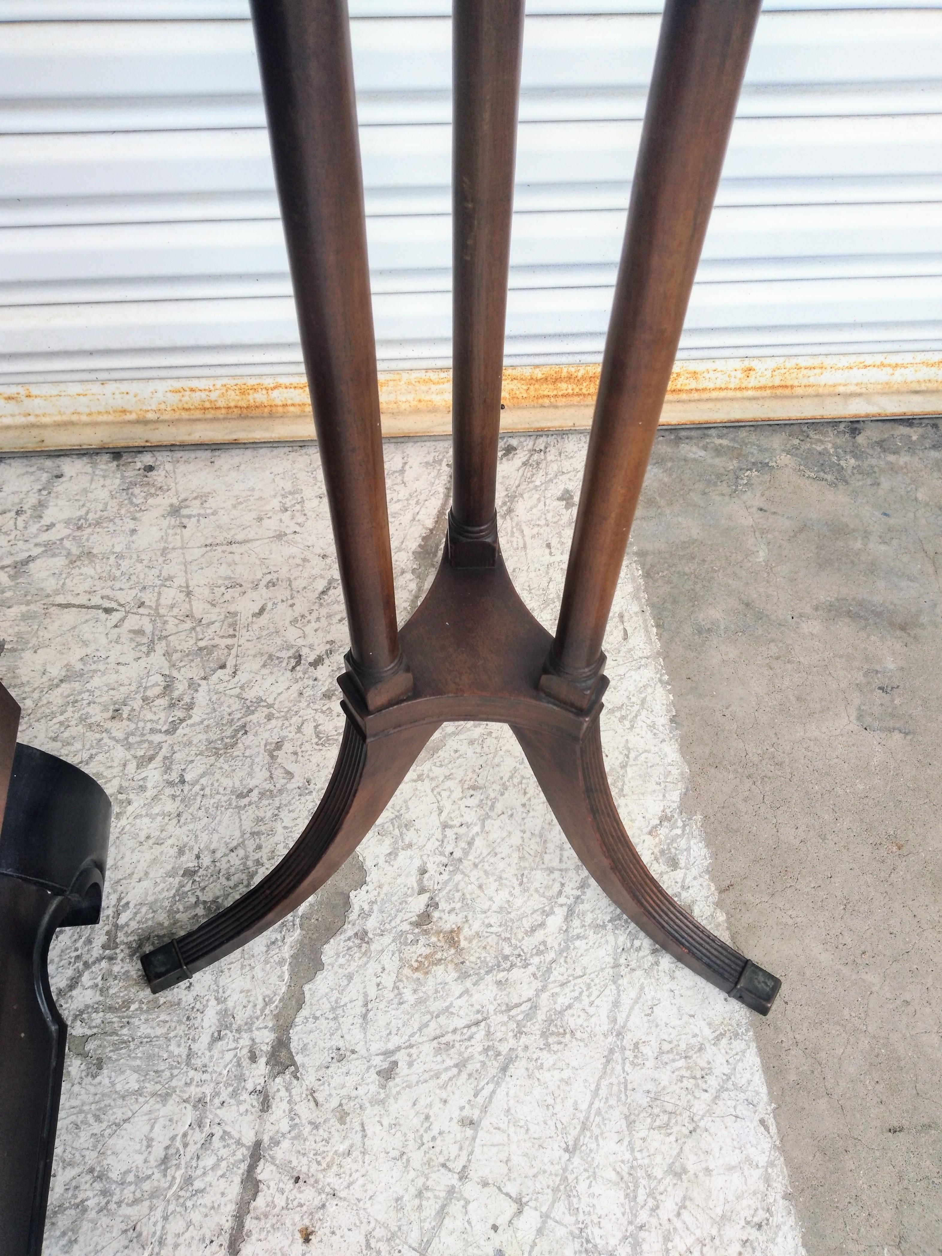 Questo modello in mogano a tre baccelli scanalati  Il tavolo con piedistallo ha tre colonne che sostengono il piano con un cancello in ottone in cima e tappi sui piedi. 

Le dimensioni della base sono
17 x 17