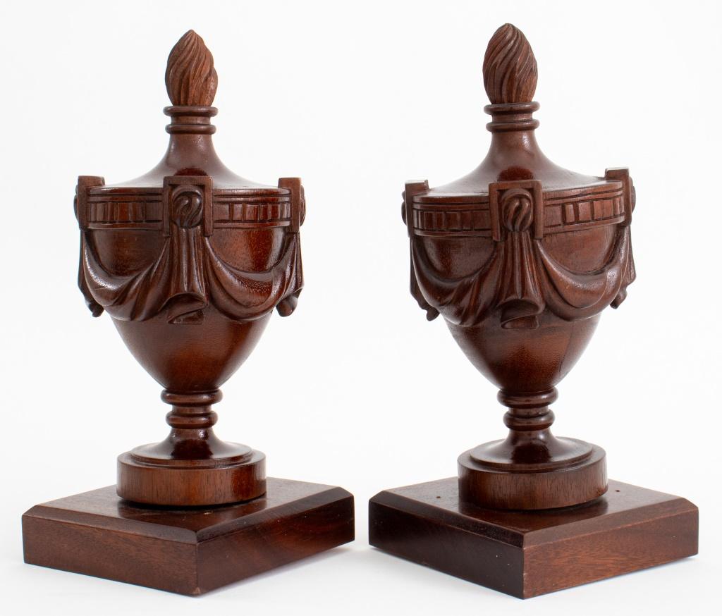 Ein Paar geschnitzte Urnen aus Mahagoni im neoklassizistischen Stil auf Holzsockel montiert. Insgesamt: 11,25