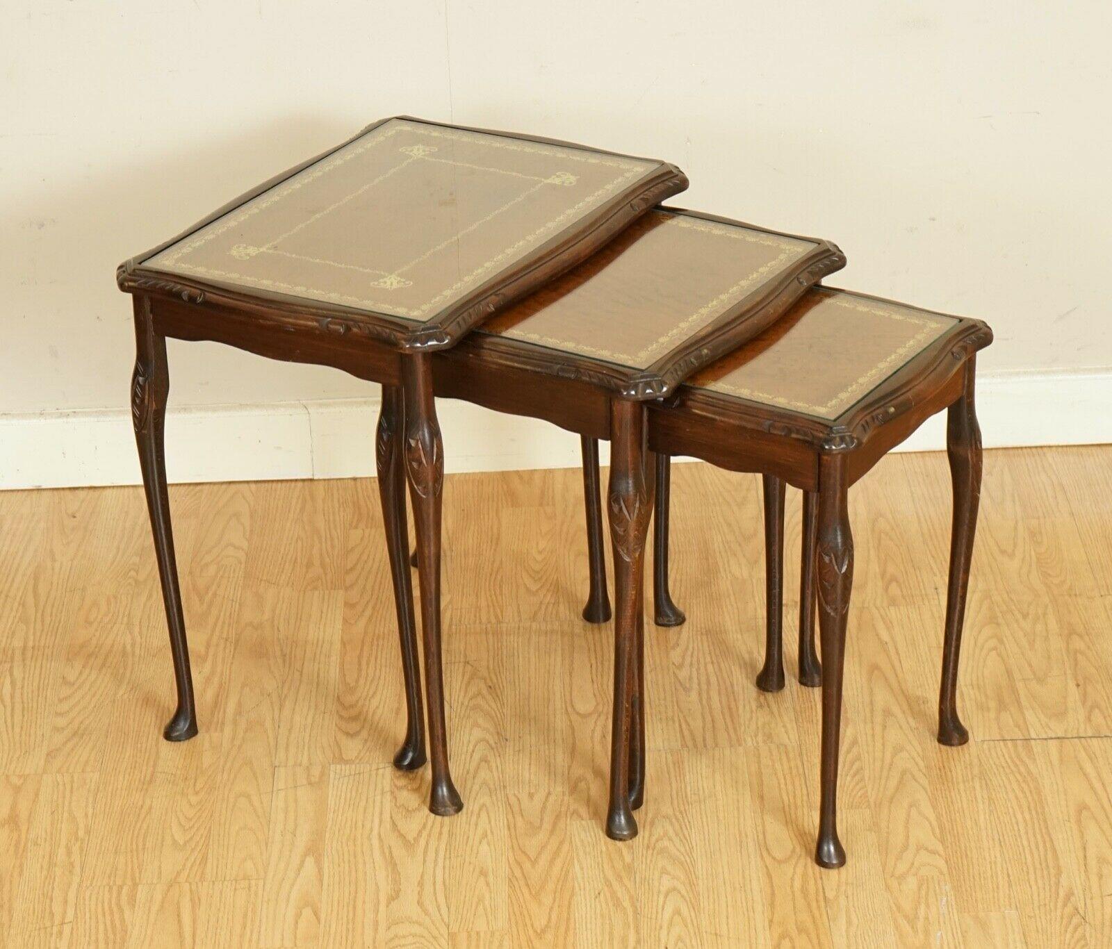 Hartholz-Tischgruppe mit Beinen im Queen-Anne-Stil und brauner geprägter Lederplatte (Britisch) im Angebot