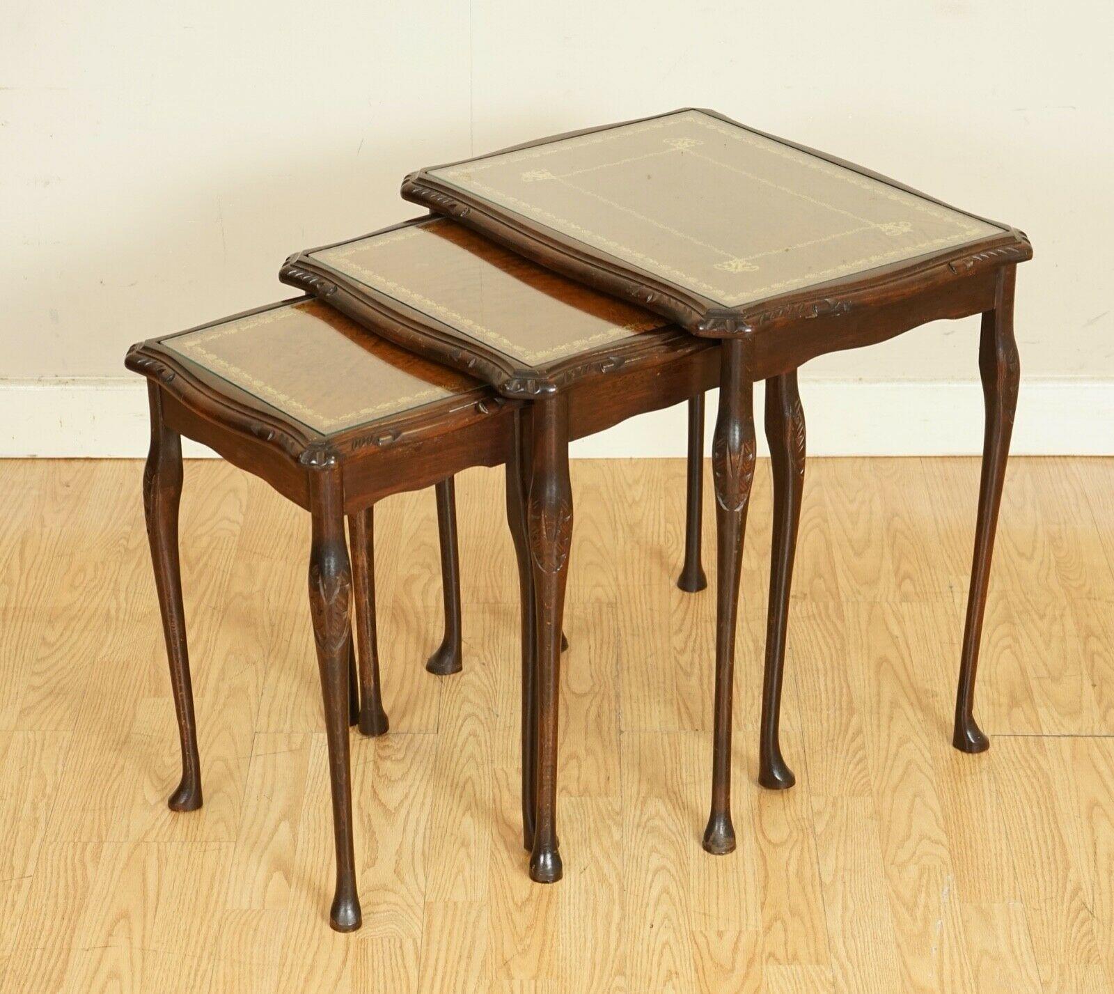 Hartholz-Tischgruppe mit Beinen im Queen-Anne-Stil und brauner geprägter Lederplatte (20. Jahrhundert) im Angebot