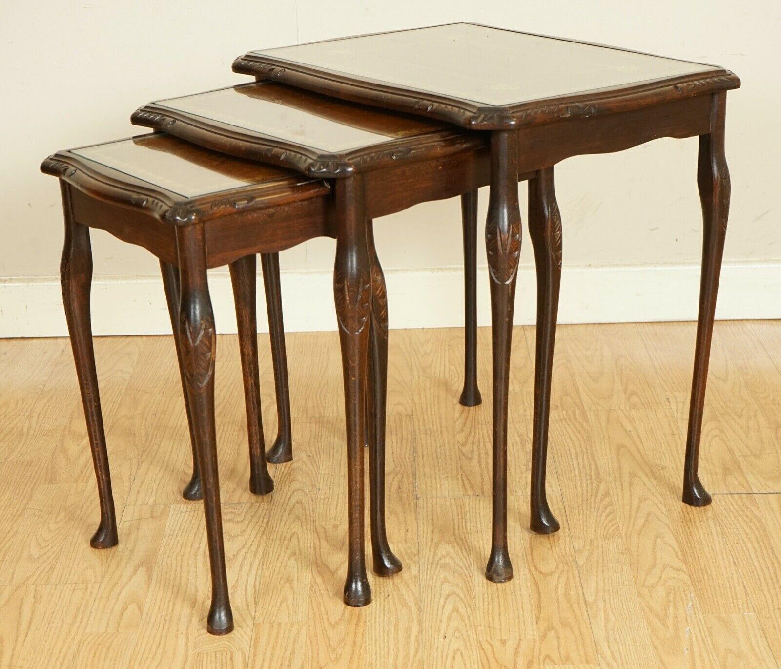 Hardwood Nest of Tables Queen Anne Style Legs with Brown Embossed Leather Top In Good Condition For Sale In West Sussex, Pulborough