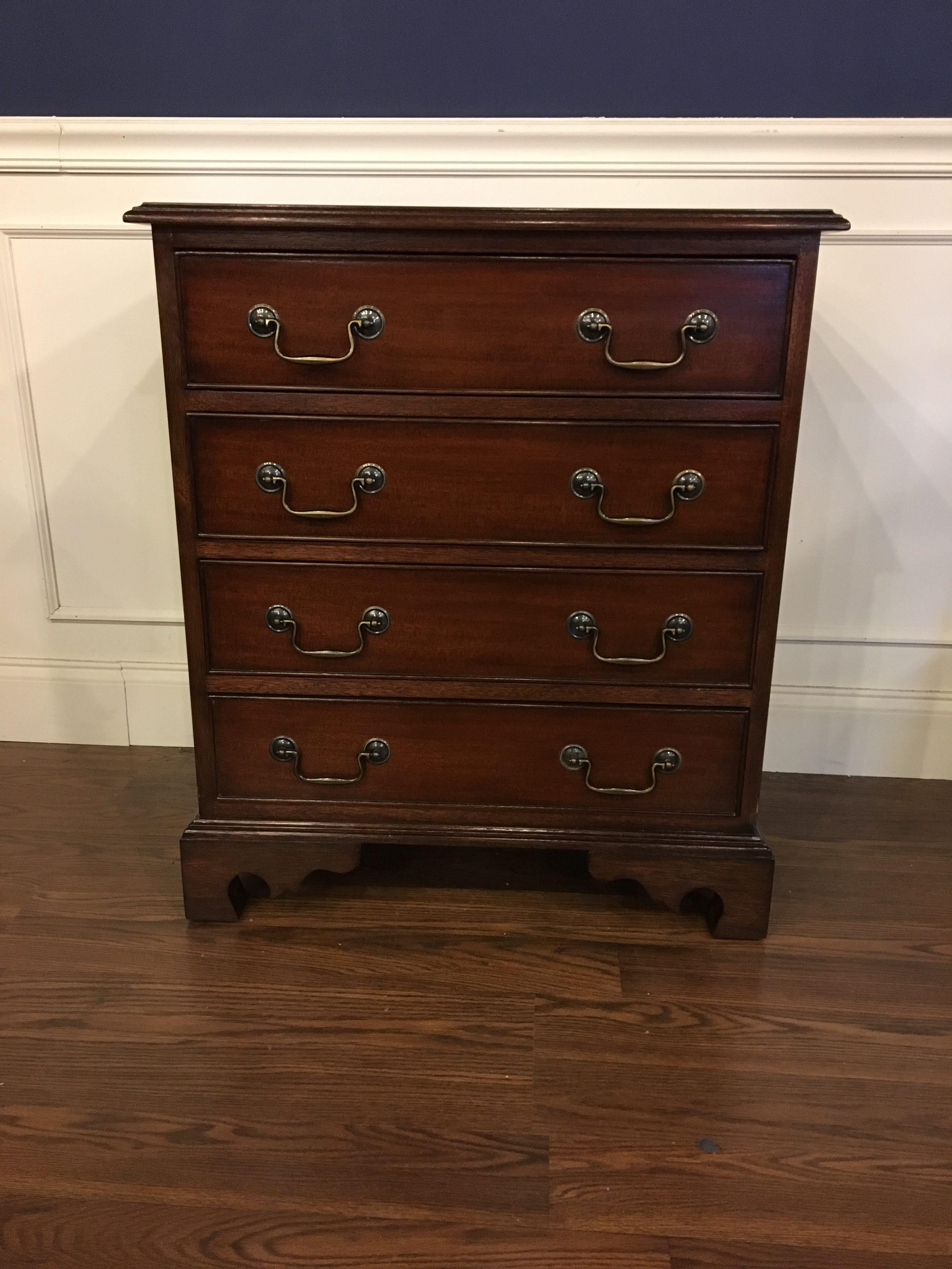 Questo è un nuovo comodino tradizionale in mogano. Il suo design si ispira ai comodini del New England del 1800. Dispone di quattro cassetti e di frontali, top e fianchi in mogano a venatura diritta con bordo ogivale in mogano massiccio Classic. I