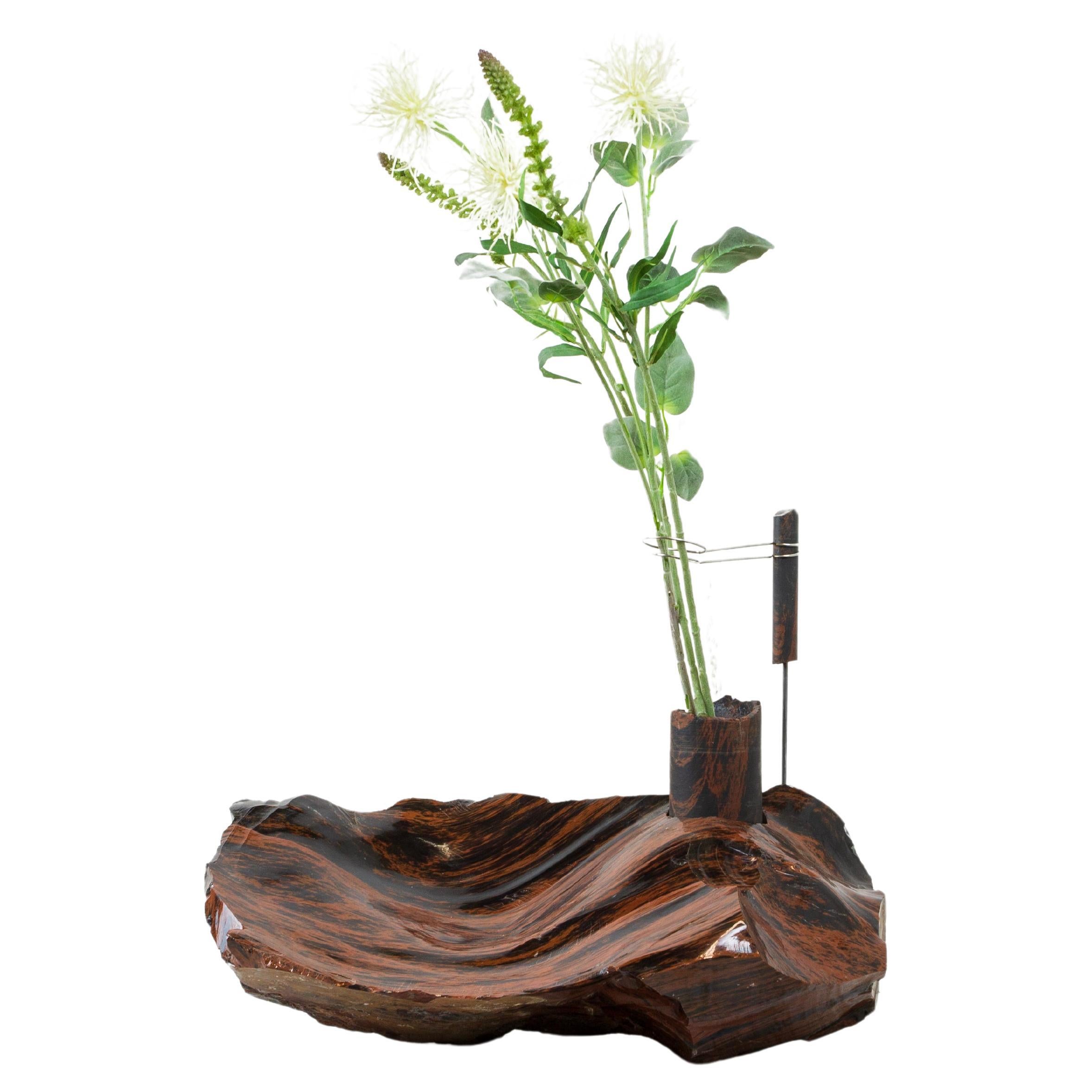 Vase à fleurs obsidiennes en acajou par Studio DO