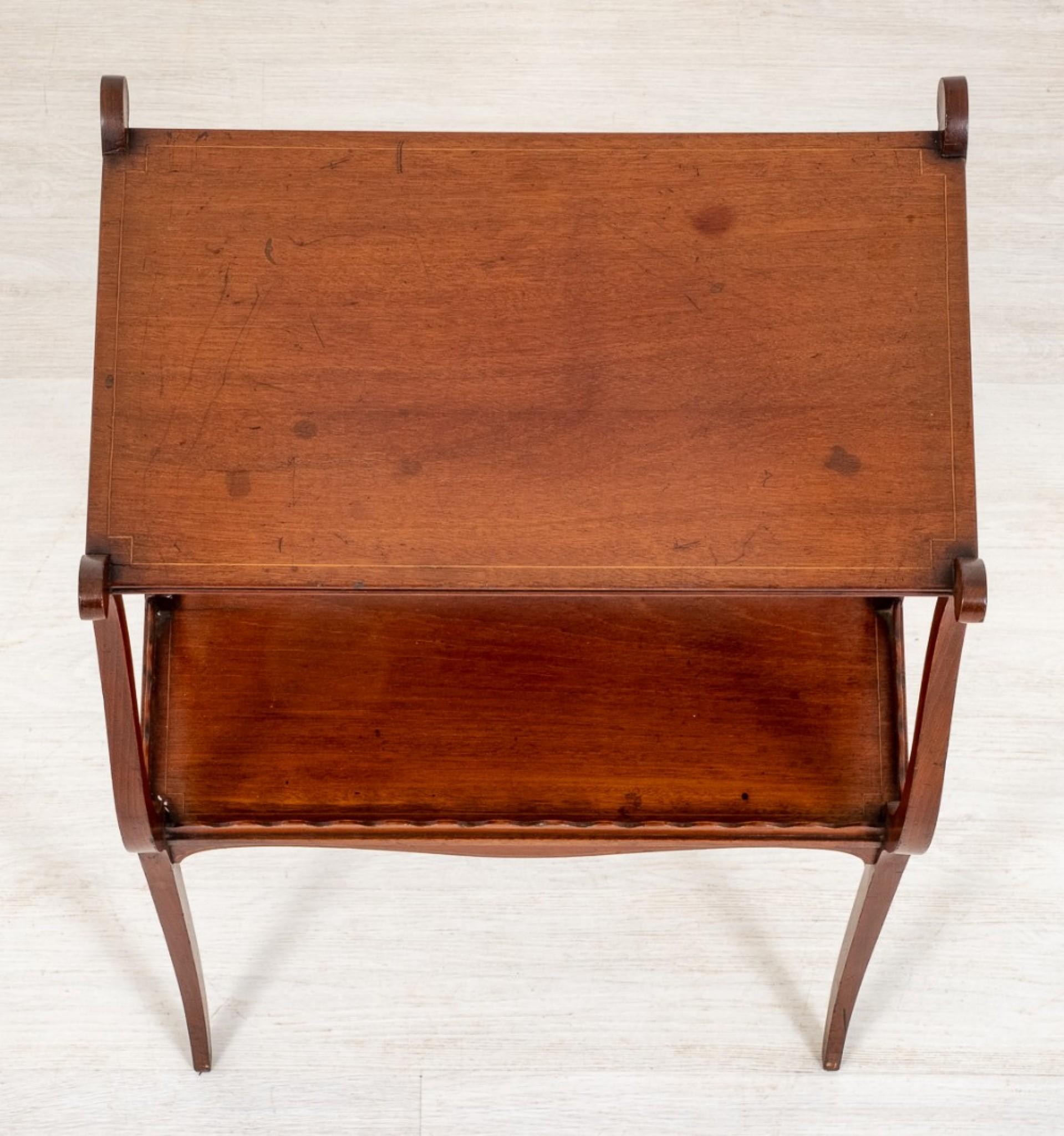Jolie table d'appoint en acajou marqueté.
Circa 1900
Surélevé sur des pieds balayés et des supports façonnés.
Les montants sont tournés et la frise est façonnée.
L'ensemble de la table présente des incrustations de lignes.
Un meuble élégant très