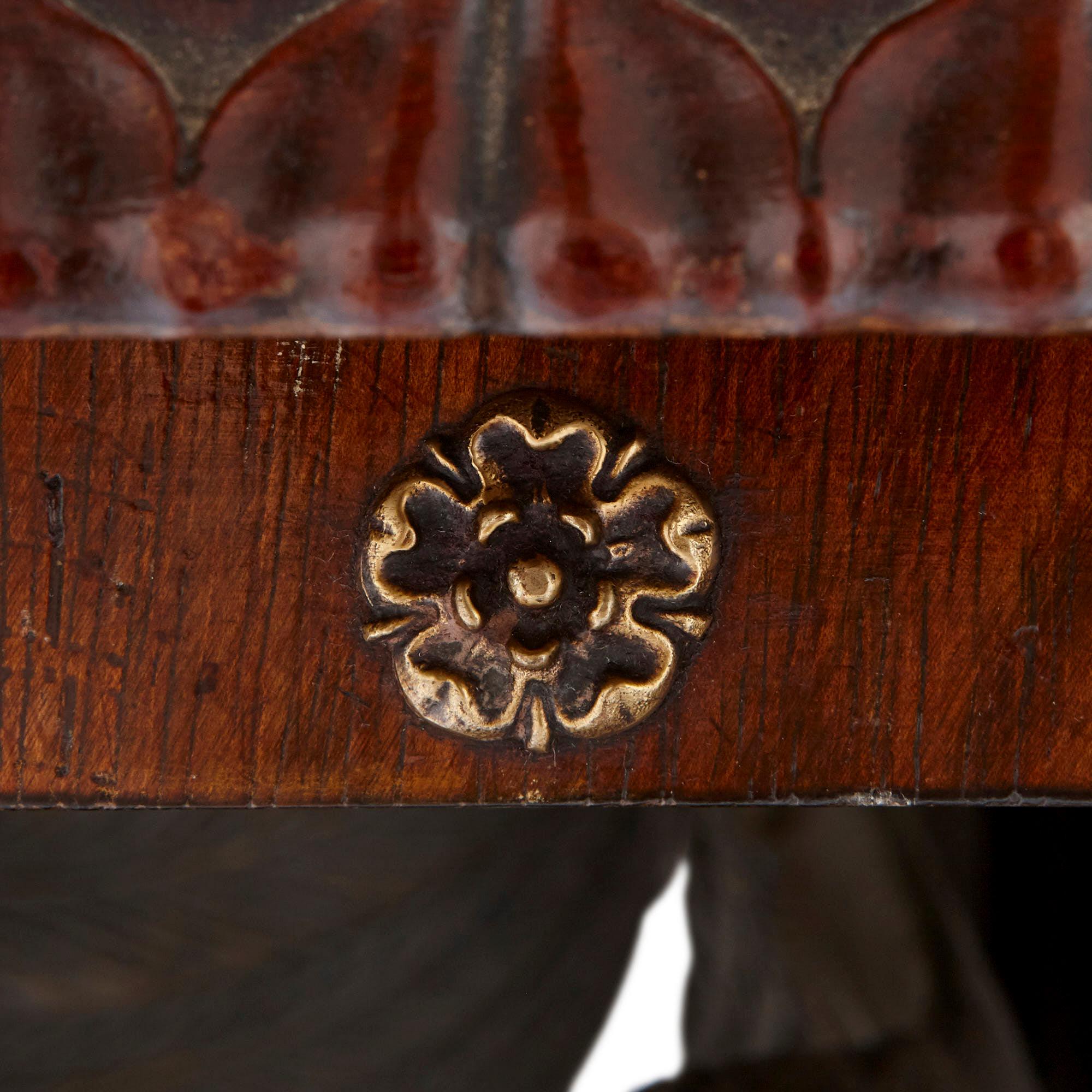 Achteckiger Mahagoni-Tisch mit Bronze-Metallgriffen im Zustand „Gut“ im Angebot in London, GB