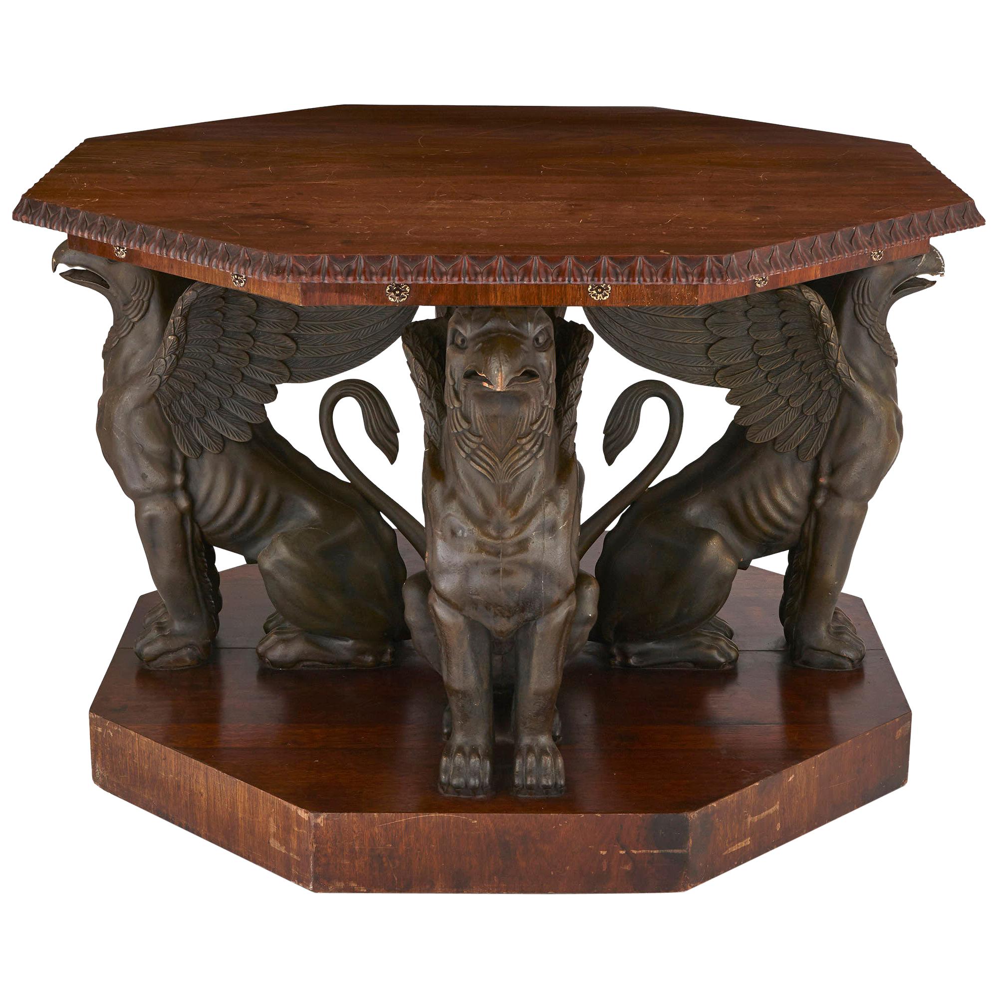 Mesa Octogonal de Caoba con Grifos de Metal Bronceado