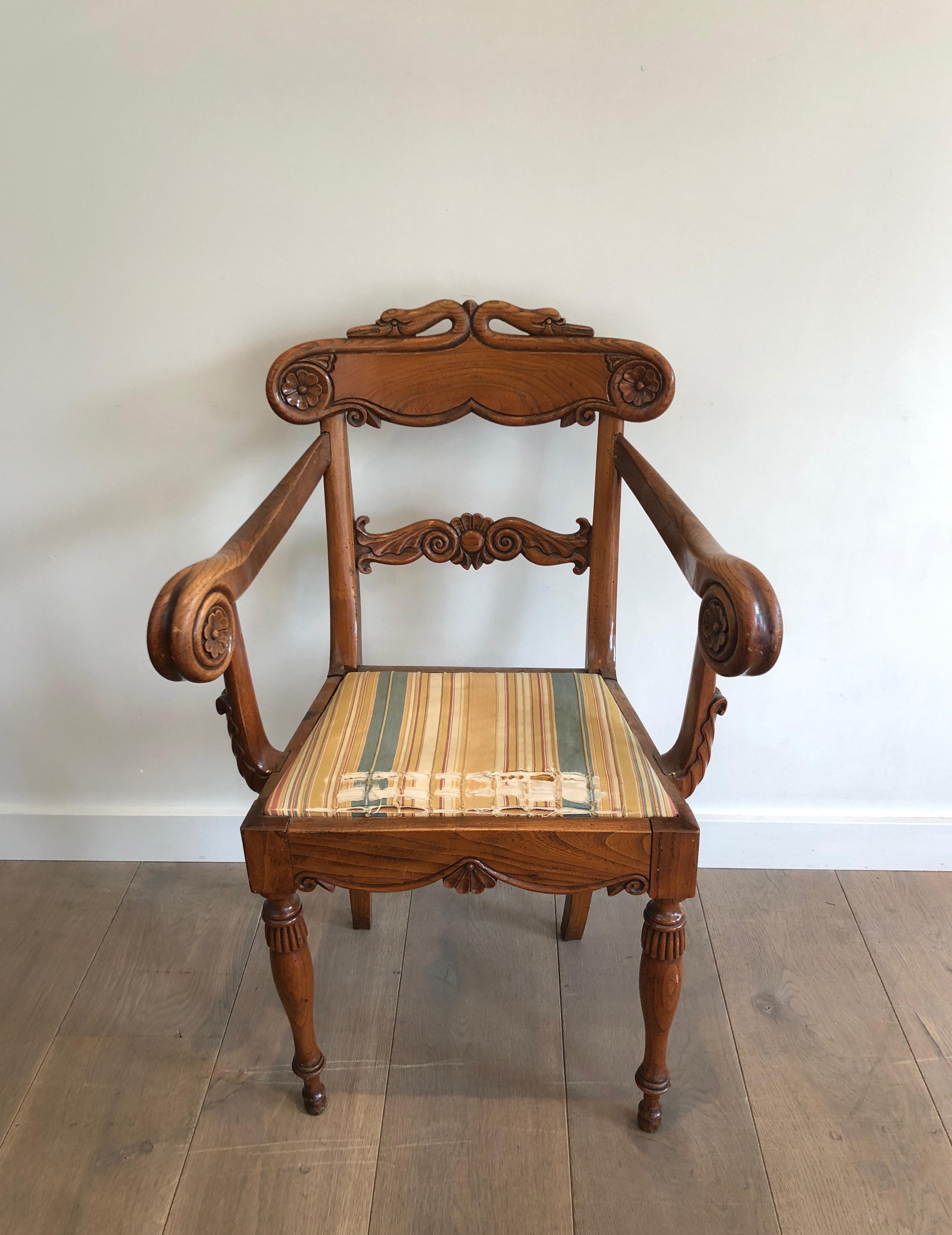 Ce très beau et élégant fauteuil de bureau avec décorations en col de cygne est en bois sculpté. Il s'agit d'un ouvrage anglais de la période de la Régence. Circa 1830