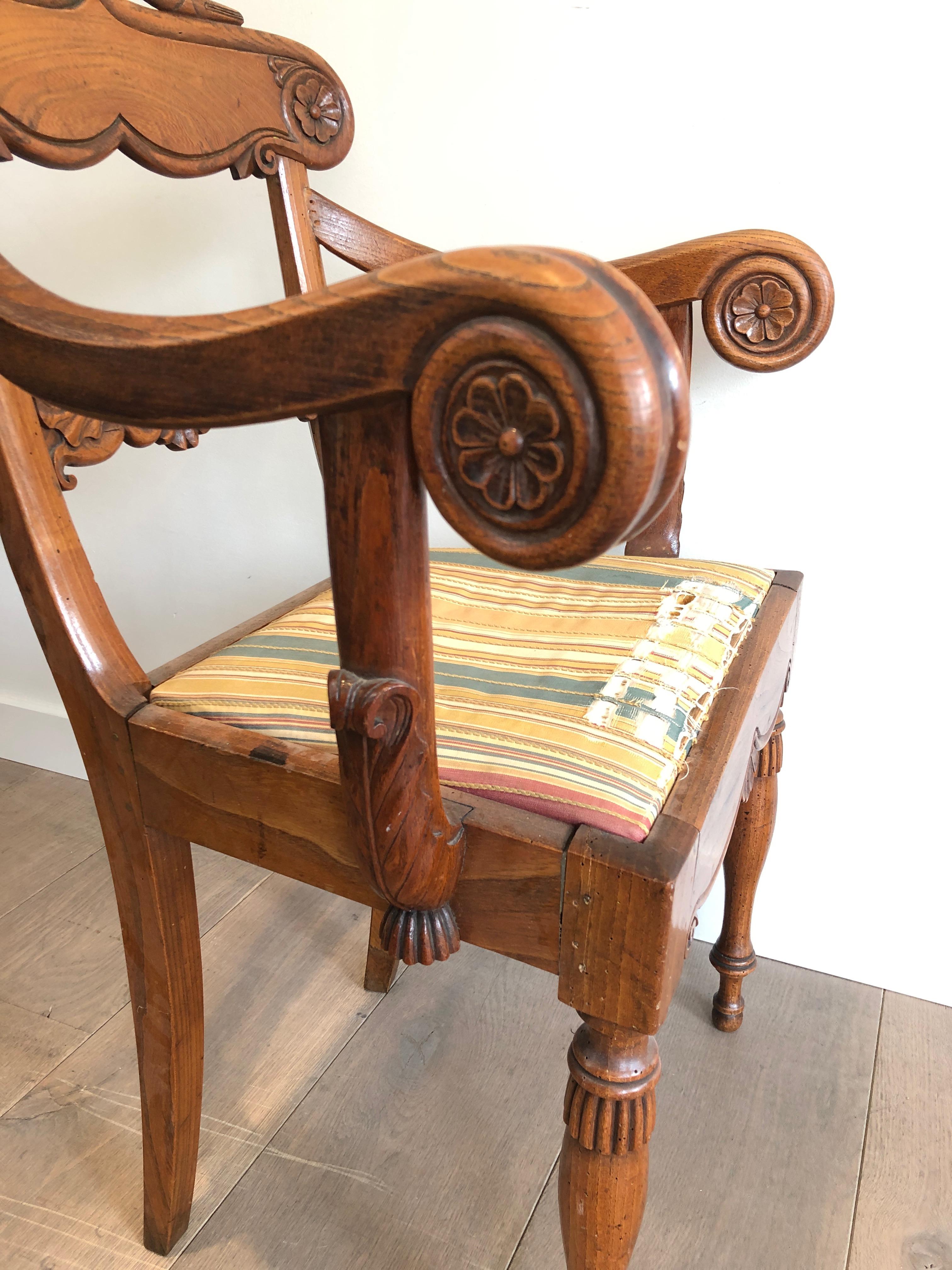 Milieu du XIXe siècle Fauteuil de bureau en acajou avec décorations en col de cygne  de la période Régence anglaise en vente
