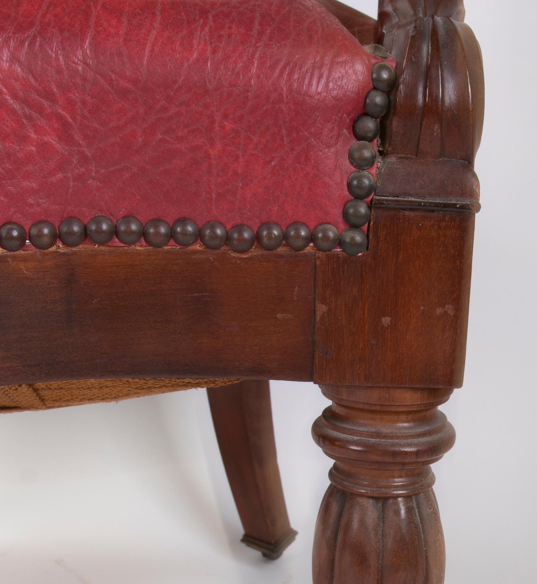 Silla de oficina de caoba con ruedas de bronce y asiento y respaldo de piel sintética en venta 3