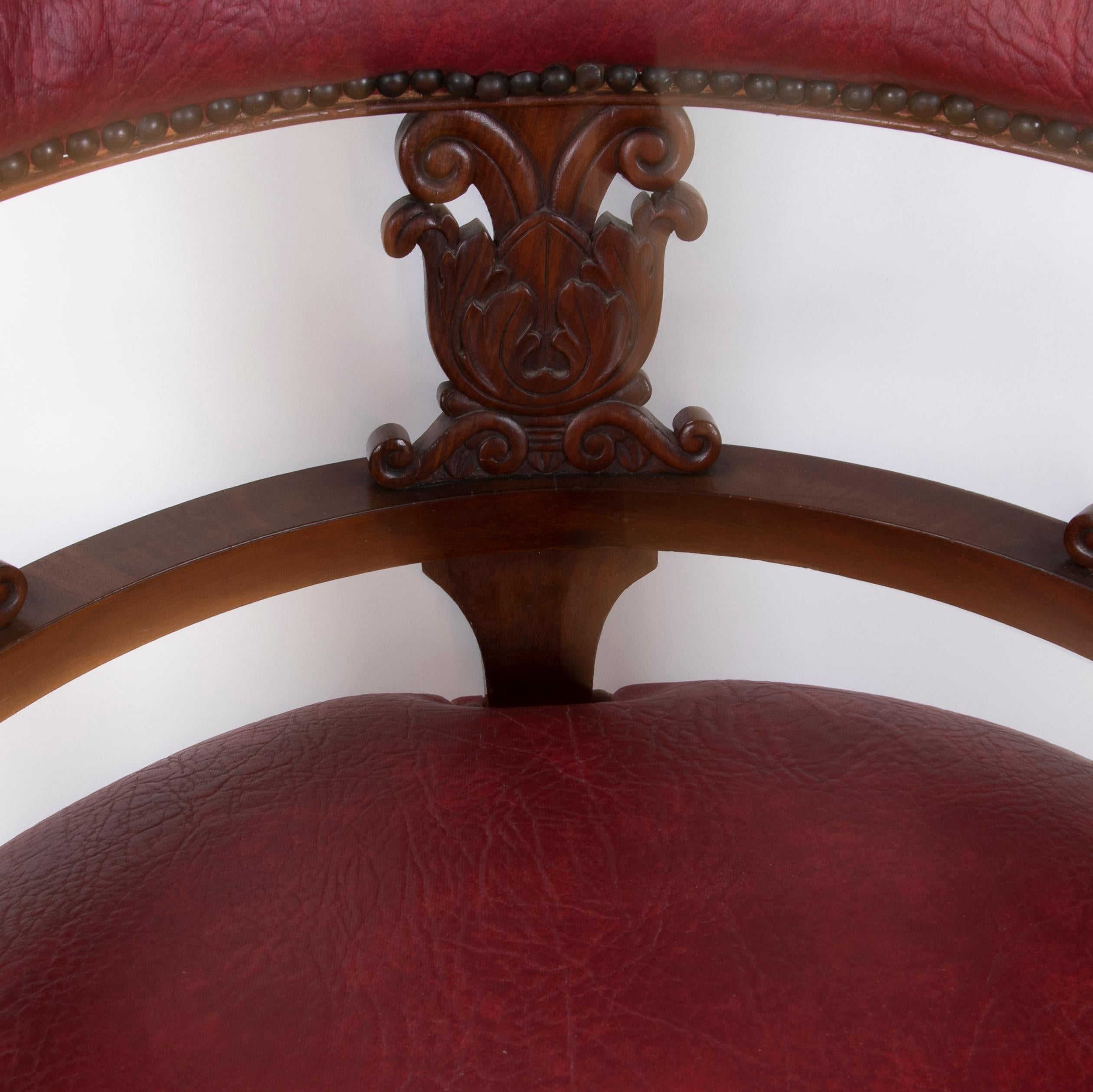 Silla de oficina de caoba con ruedas de bronce y asiento y respaldo de piel sintética en venta 5