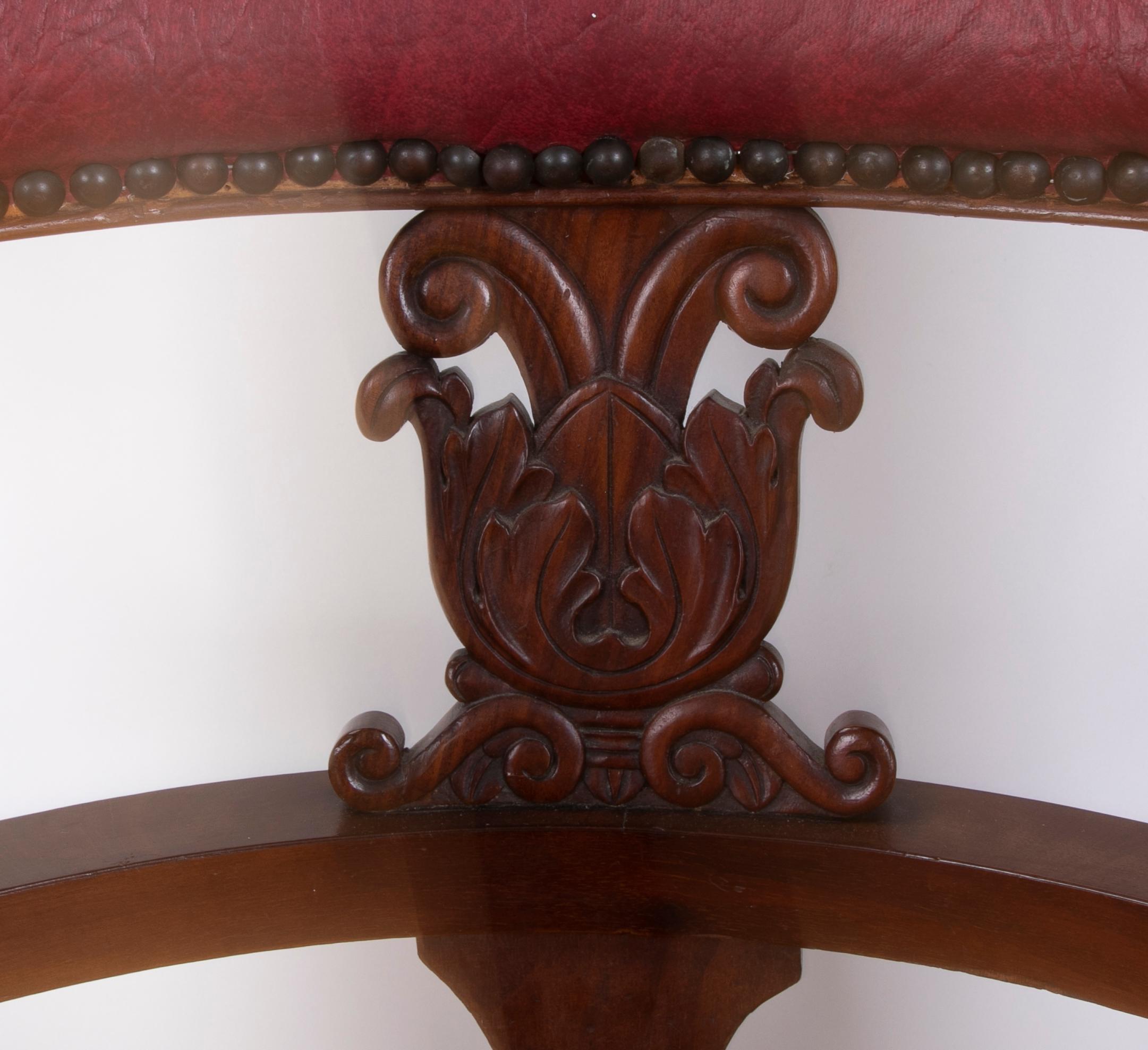 Silla de oficina de caoba con ruedas de bronce y asiento y respaldo de piel sintética en venta 6