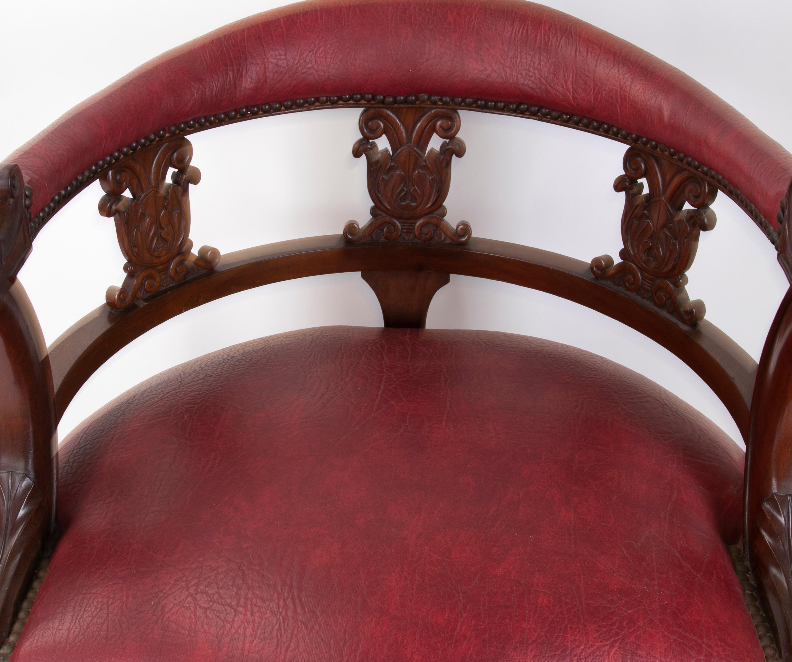 Silla de oficina de caoba con ruedas de bronce y asiento y respaldo de piel sintética cuero de imitación en venta