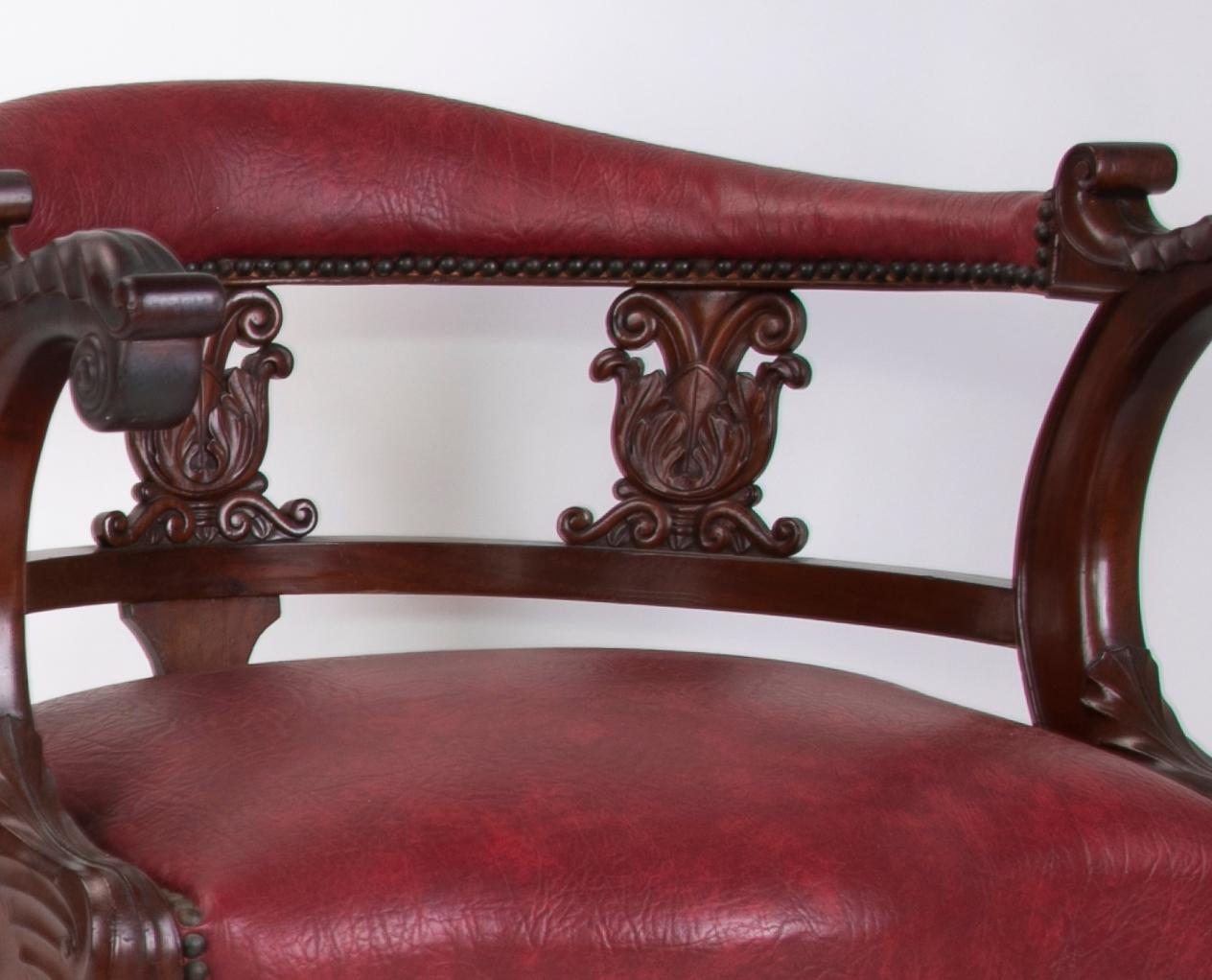 Chaise de bureau en acajou avec roues en bronze et assise et dossier en faux cuir en vente 2