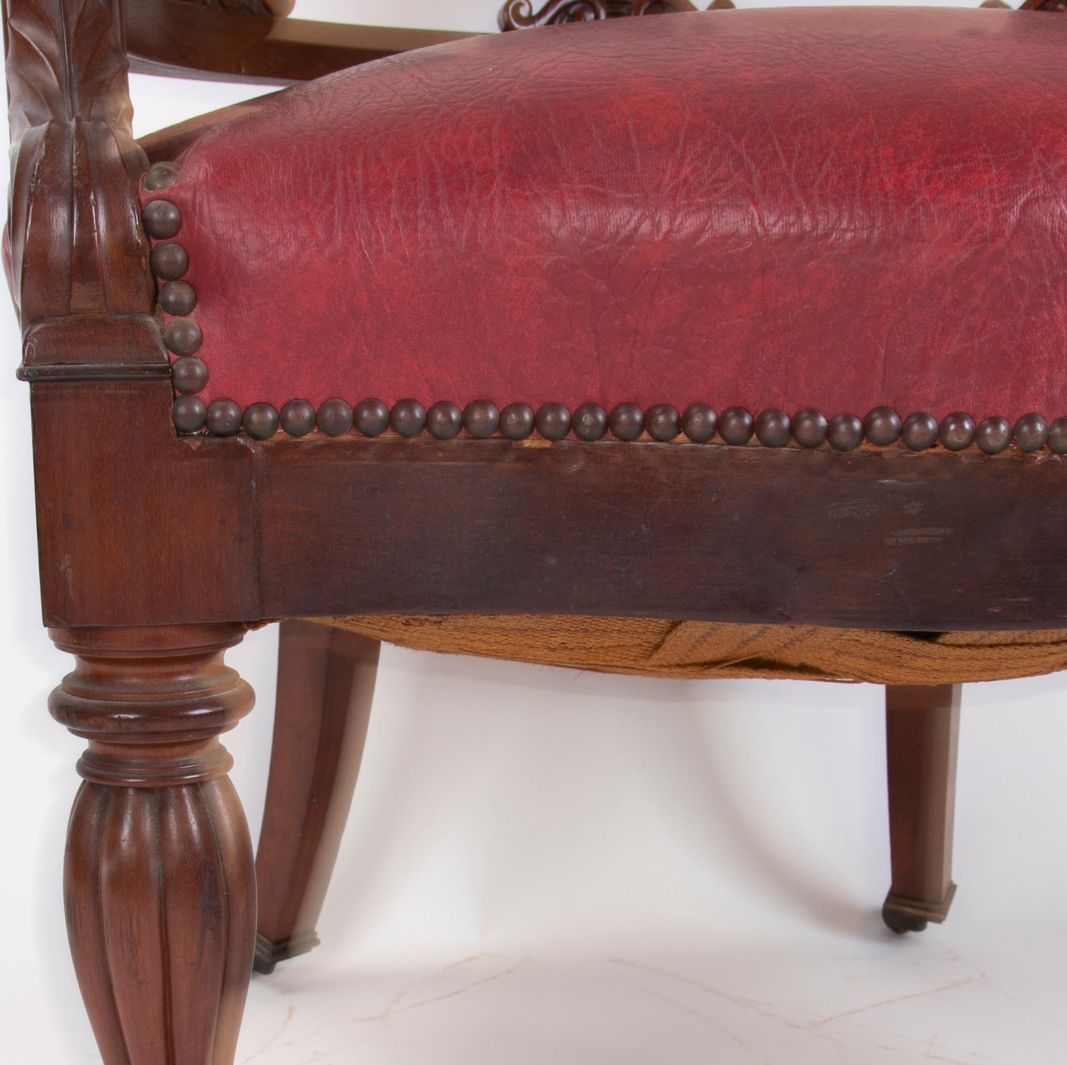 Chaise de bureau en acajou avec roues en bronze et assise et dossier en faux cuir en vente 3