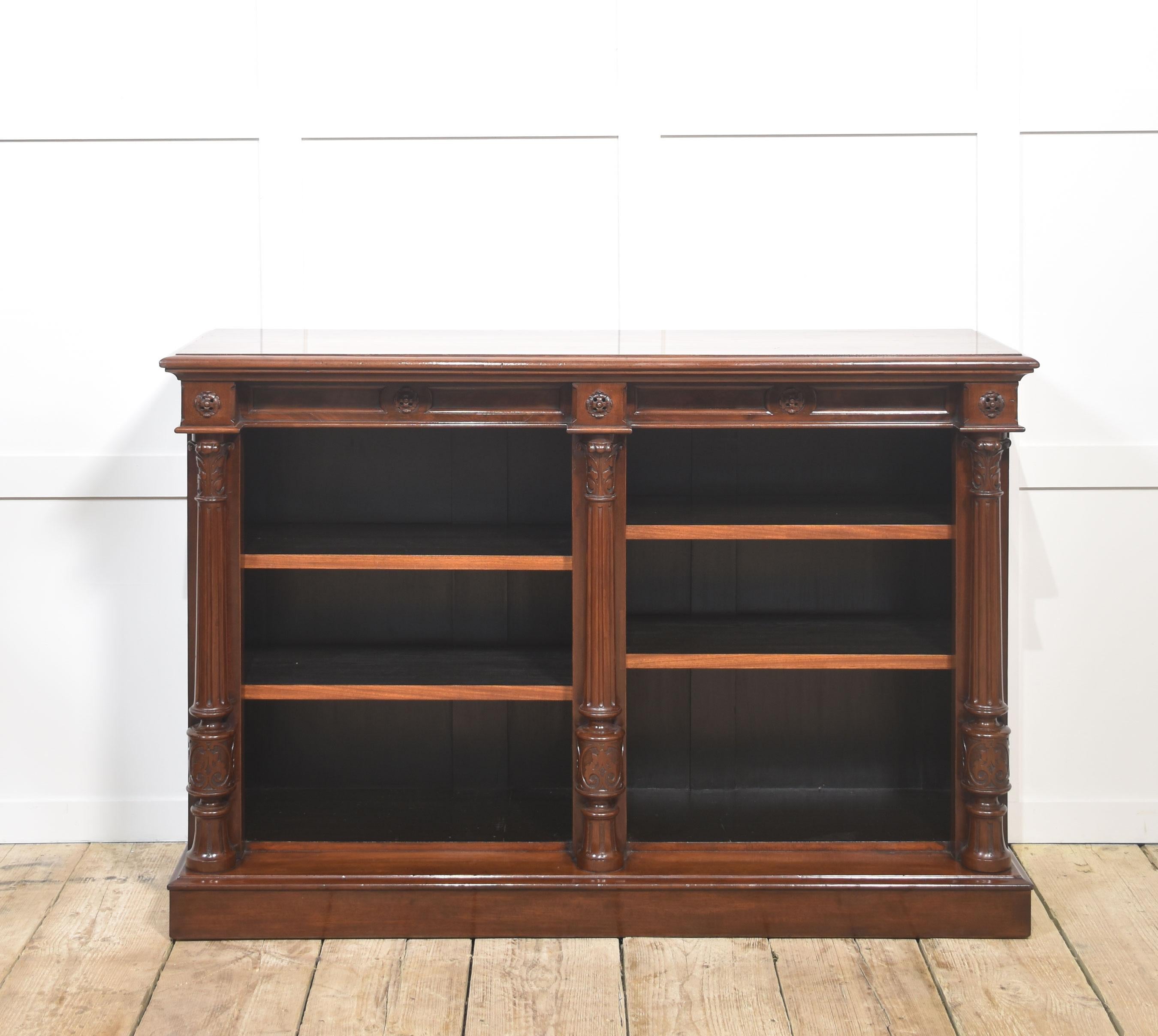 Librería abierta de caoba del siglo XIX, la parte superior rectangular sobre dos tramos de estantes ajustables divididos por columnas torneadas. Todo elevado sobre una base de zócalo.
Dimensiones
Altura 35 Pulgadas
Anchura 52 Pulgadas
Profundidad 16