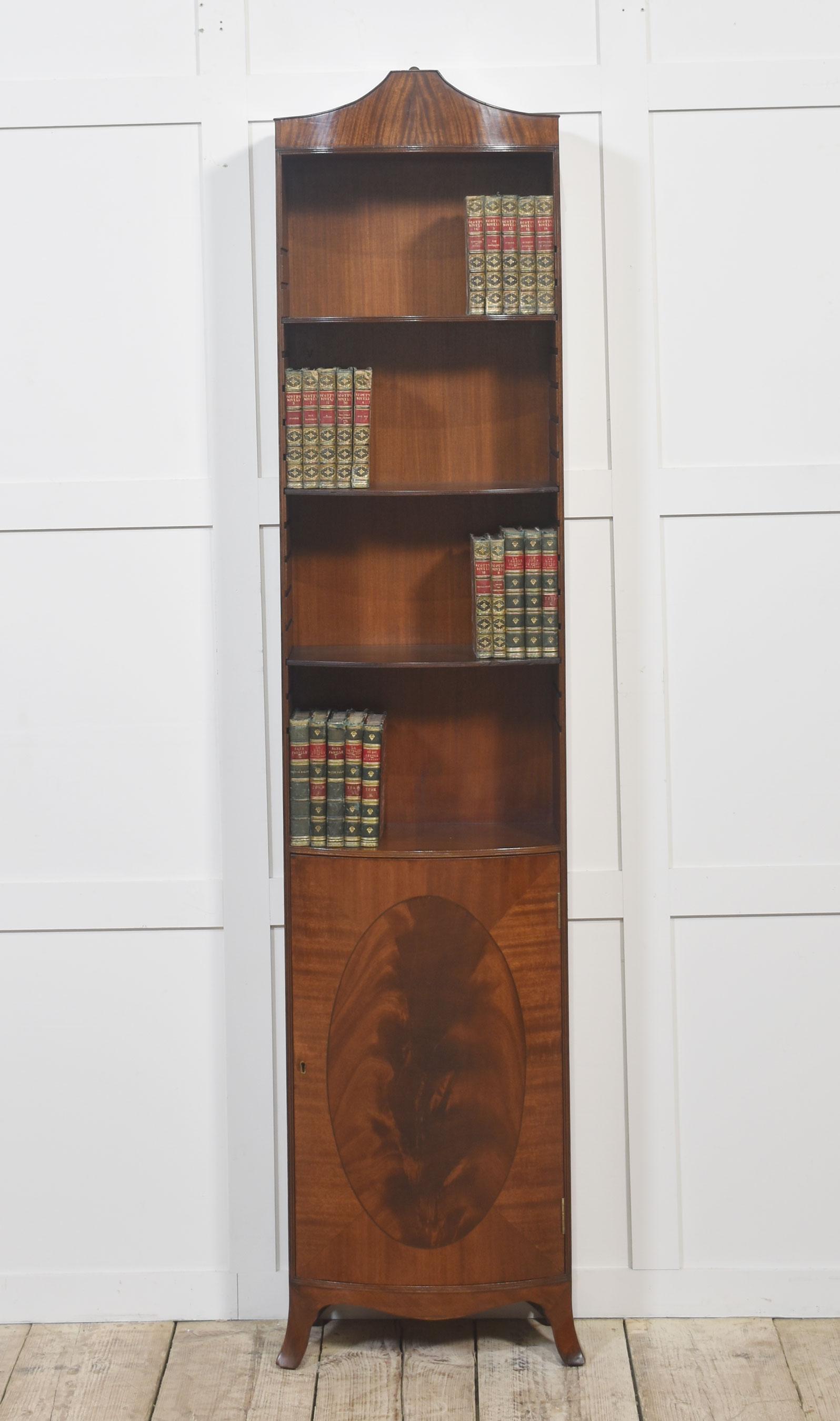 Une bibliothèque ancienne en acajou de belle qualité, magnifiquement travaillée avec des proportions élégantes. Le meuble est doté d'une corniche en forme au-dessus de trois étagères réglables, parfaites pour exposer des livres ou des objets