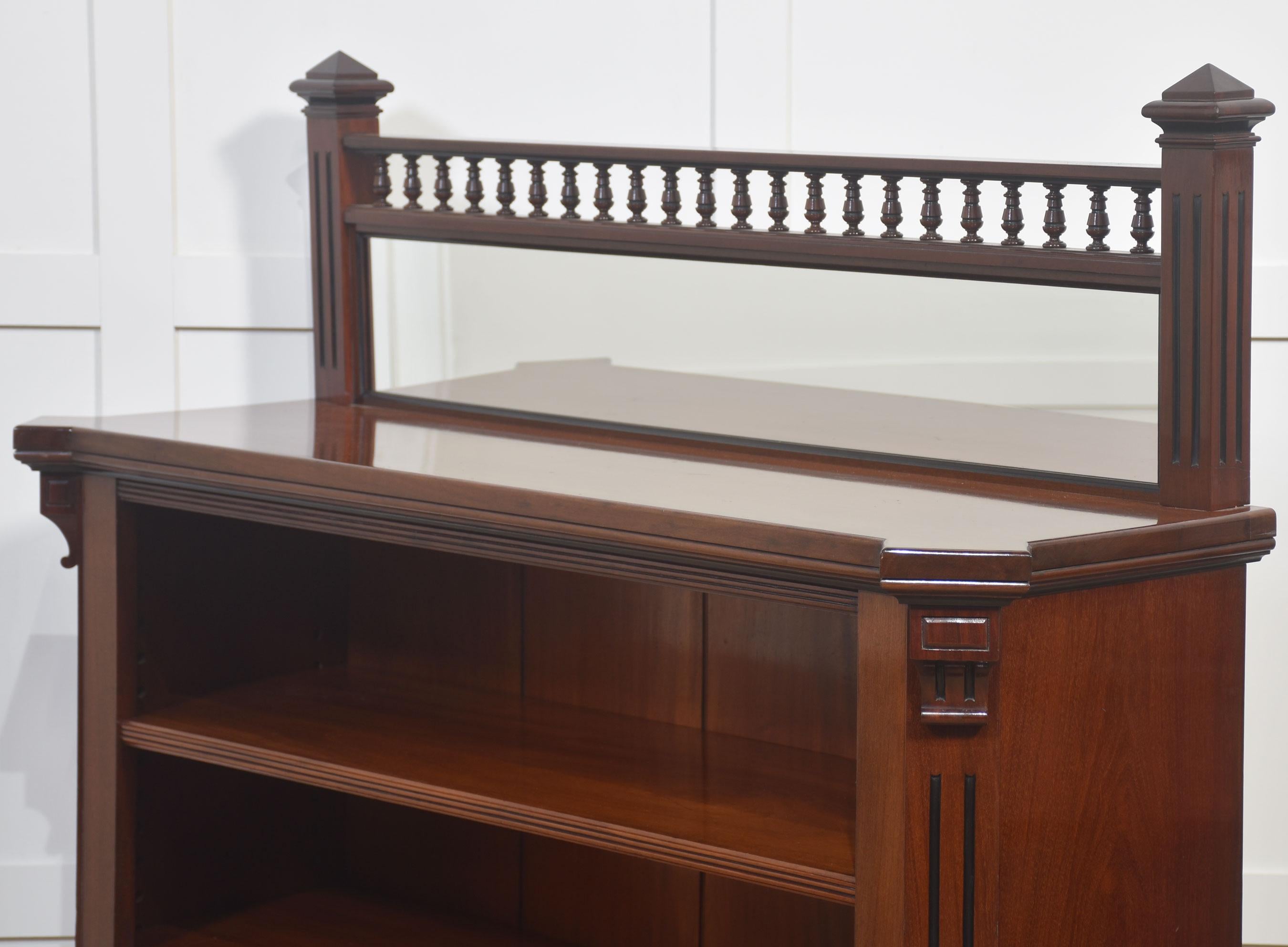 Bibliothèque ouverte en acajou avec fond en miroir en vente 7