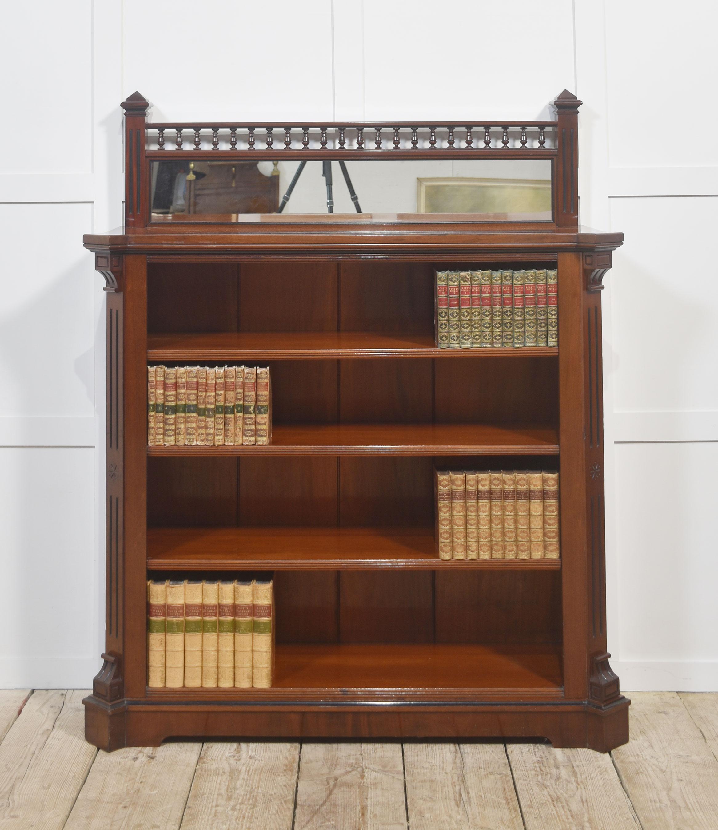 Bibliothèque ouverte en acajou de belle qualité, dotée d'un élégant dos en miroir surmonté d'une galerie en fuseau tourné. La bibliothèque offre trois étagères réglables, parfaites pour exposer des livres ou des objets décoratifs. La Nature met en