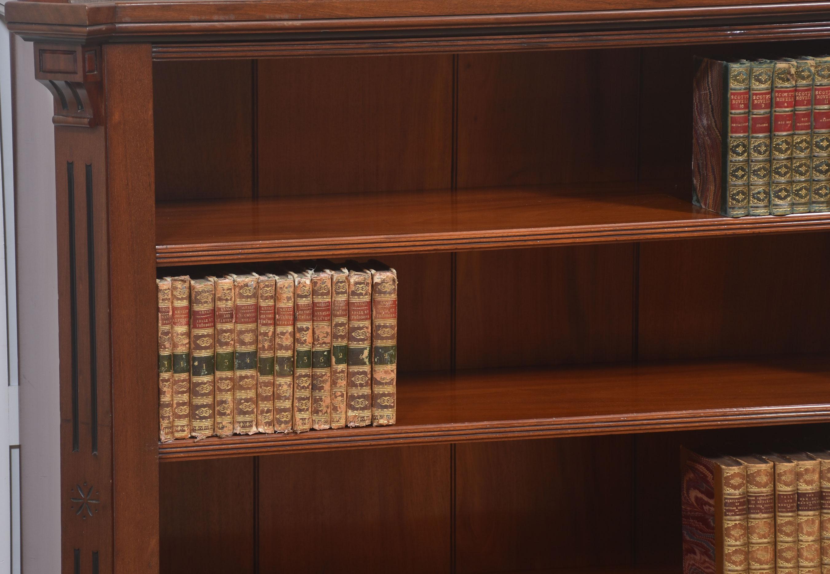Bibliothèque ouverte en acajou avec fond en miroir Bon état - En vente à Cheshire, GB