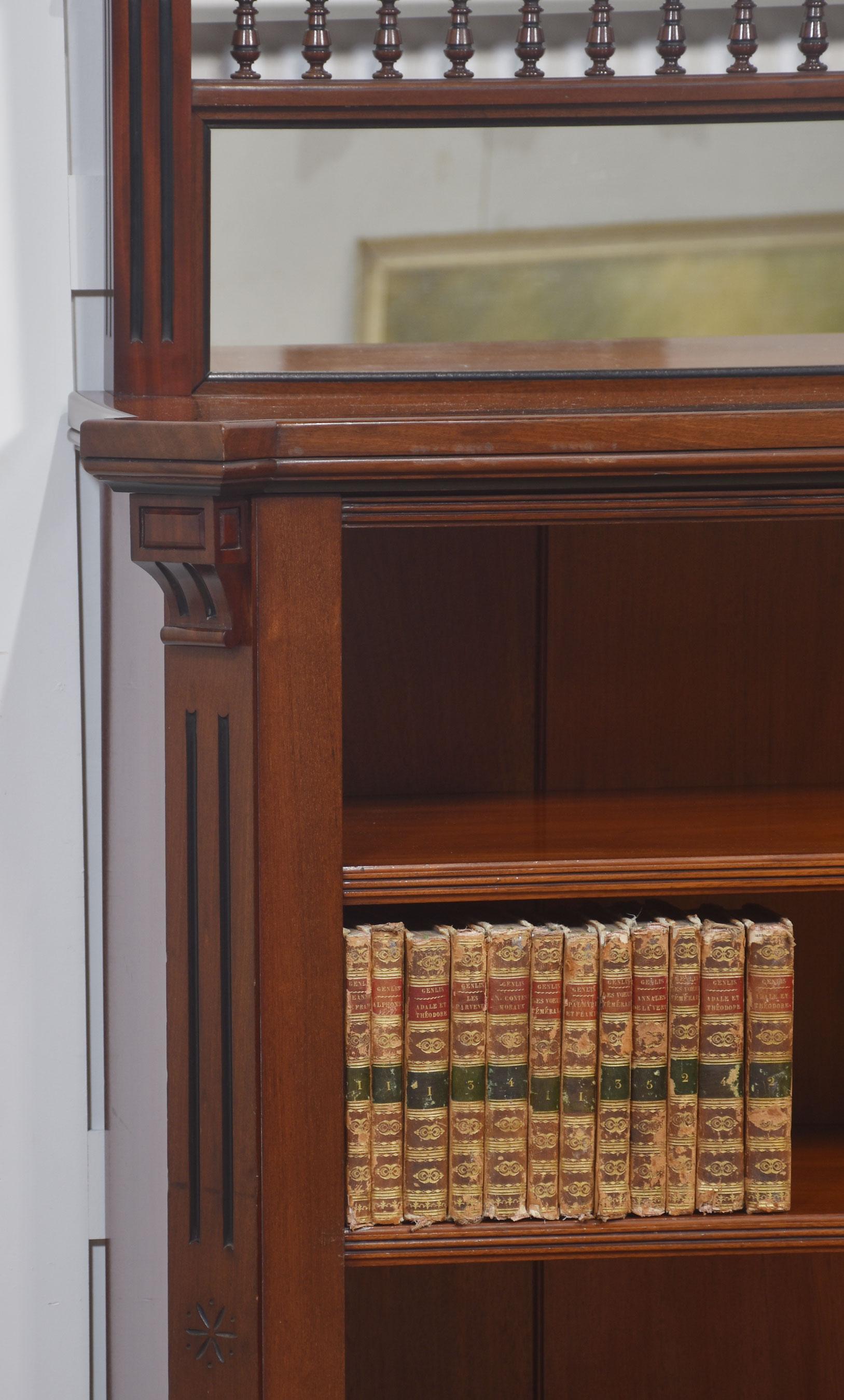 XIXe siècle Bibliothèque ouverte en acajou avec fond en miroir en vente