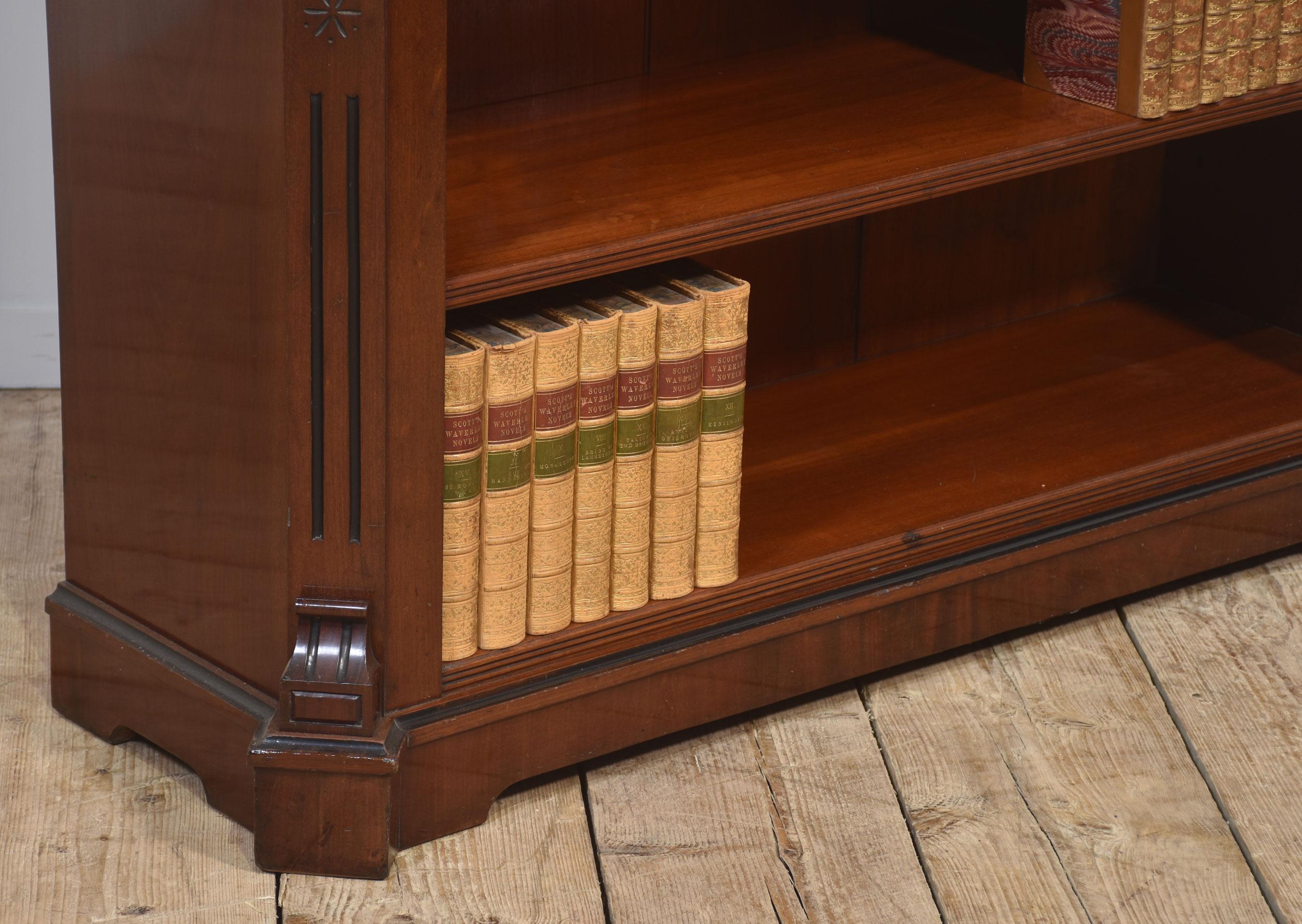 Bibliothèque ouverte en acajou avec fond en miroir en vente 1