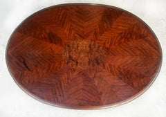 Table de salon ovale en acajou avec plateau en placage assorti soutenu par des colonnes tournées