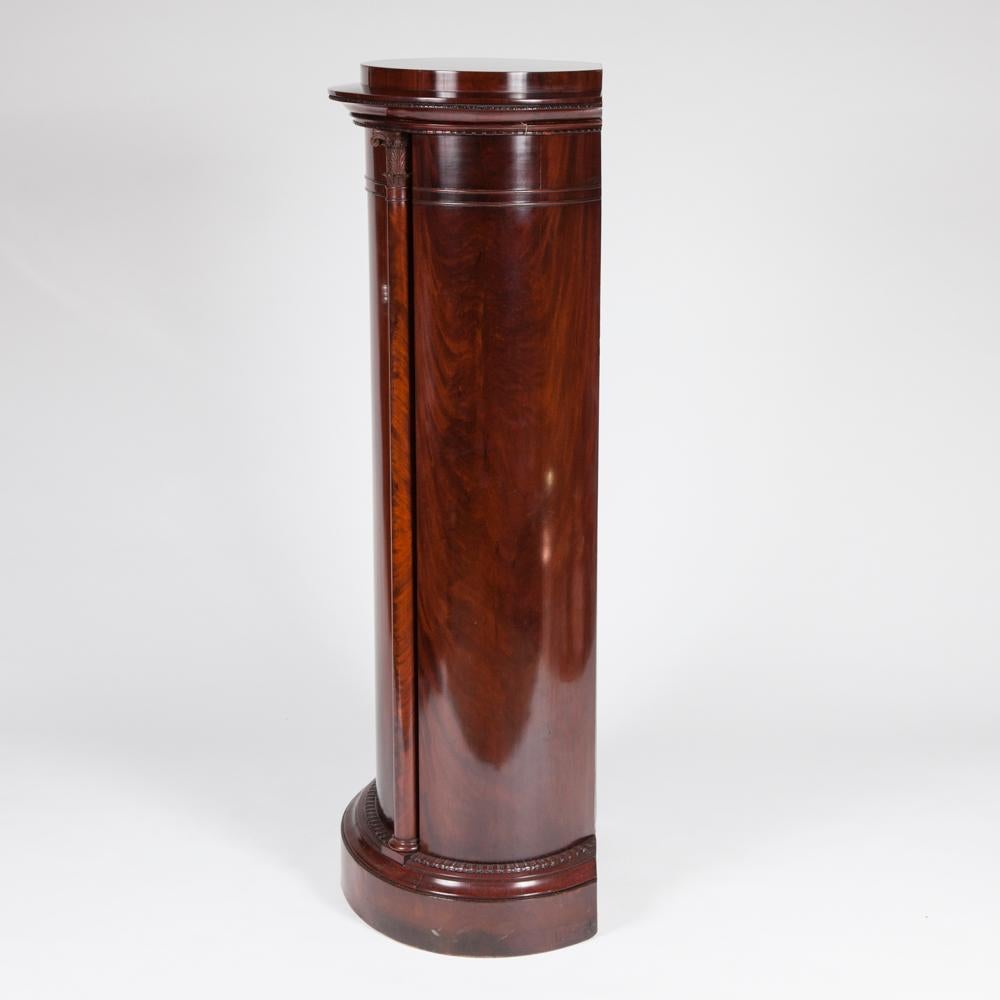 Mahogany Oval Pedestal Cabinet, with Carved Corinthian Columns In Good Condition For Sale In London, GB