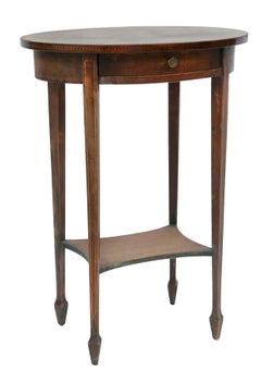 Mesas auxiliares ovaladas de caoba; un par