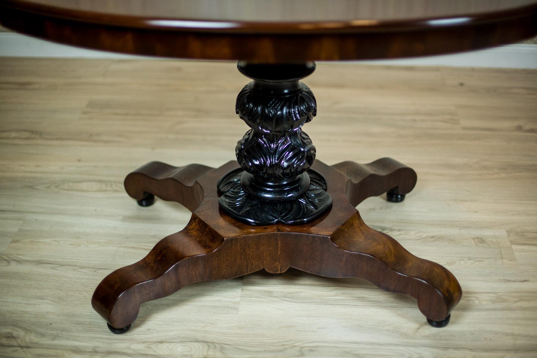 We present you this piece of furniture made of solid mahogany wood and partially veneered with pyramidal mahogany.
The whole is dated the second half of the 19th century.
The oval table top is supported on a massive, turned and carved pedestal,