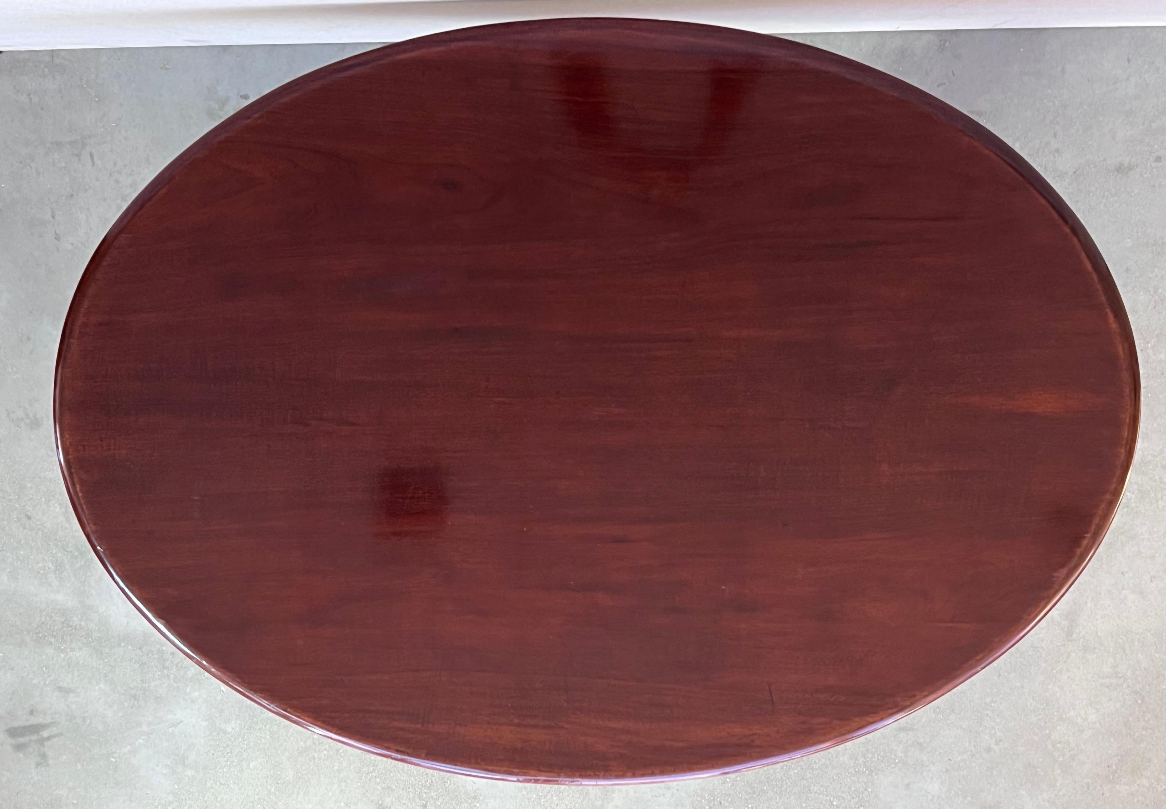 Mahogany, Oval Table, circa the 19th Century In Good Condition For Sale In Miami, FL