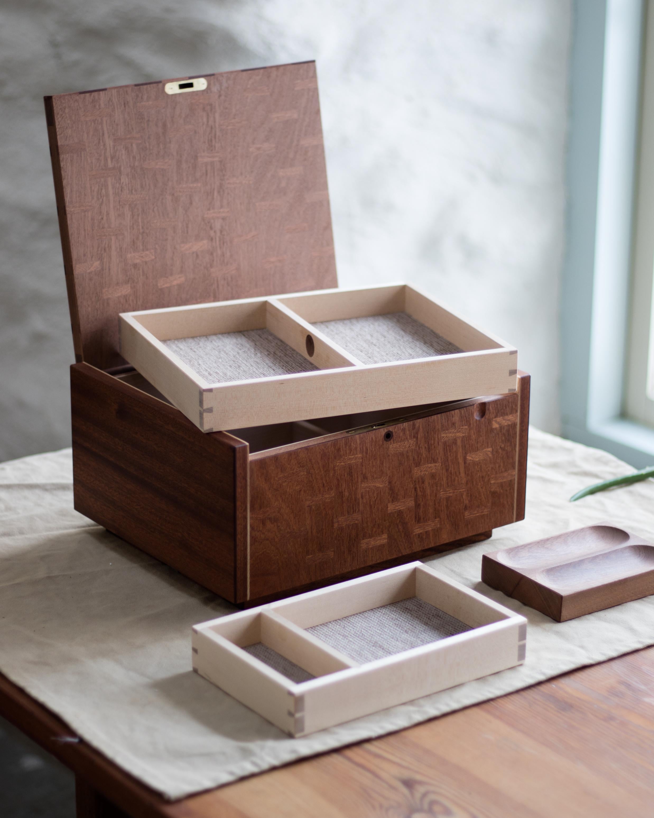 
Mahagoni-Parkettbox mit Hidden Key Compartment

Diese Box ist aus Mahagoni mit einem Parkettmuster aus selbst gesägtem Furnier gefertigt. Die Scharniere sind aus unsichtbarem Holz, das Innere ist mit Schwalbenschwanzfächern versehen und auf der