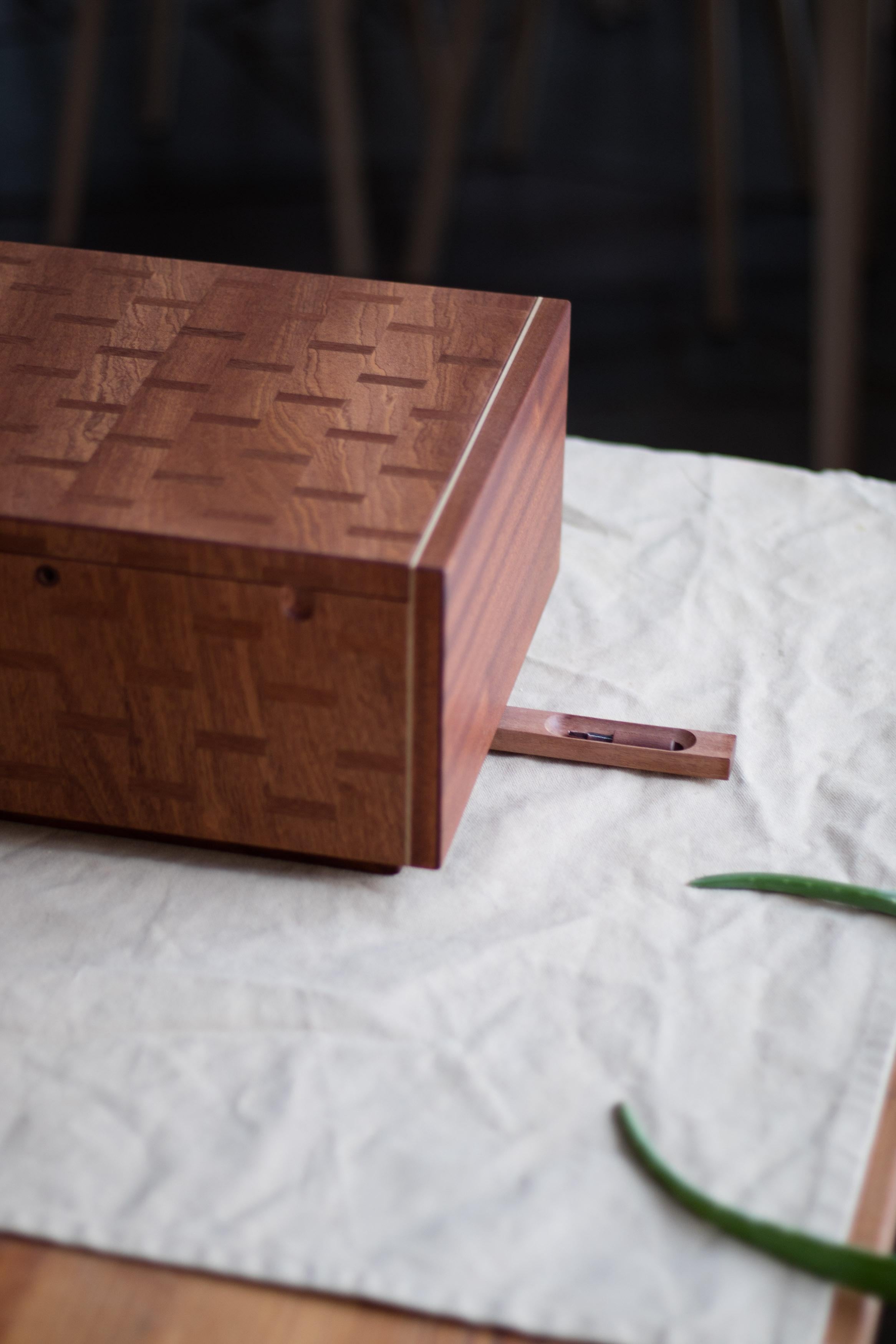Mahagoni-Parkettbox mit Hidden Key Compartment (Leinen) im Angebot