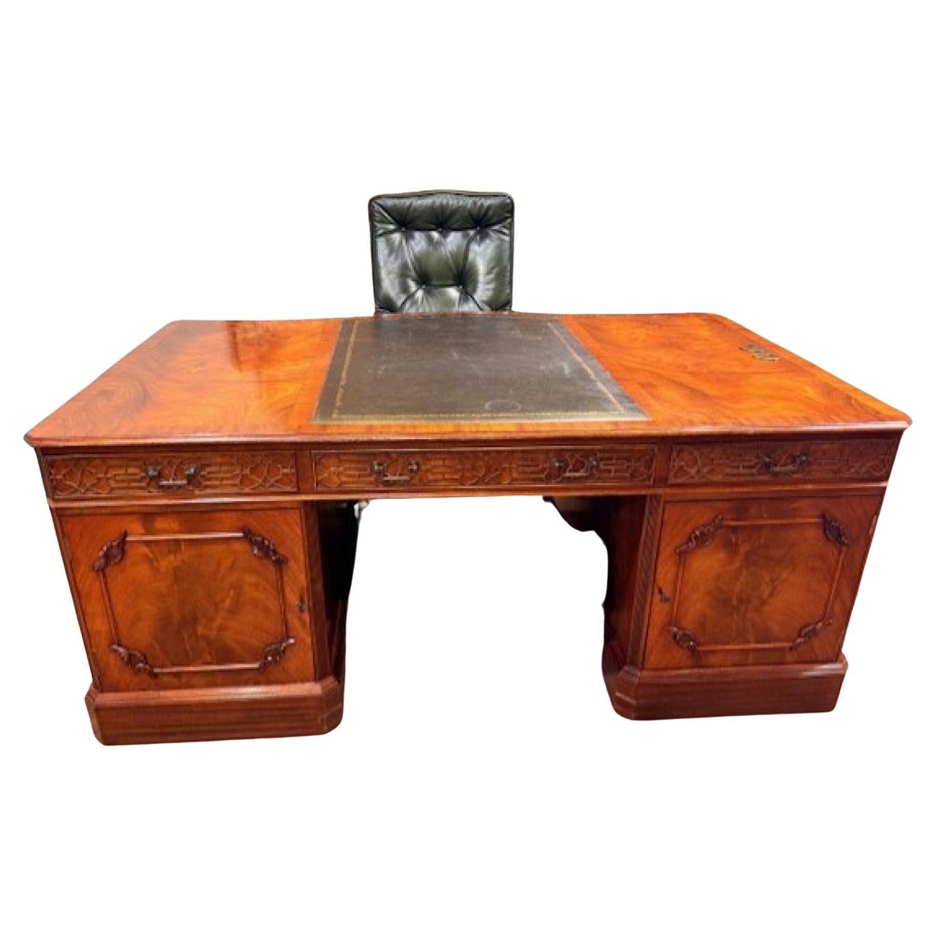 Conjunto de escritorio y silla Partners de caoba Mesa de biblioteca Serpentine de Wade