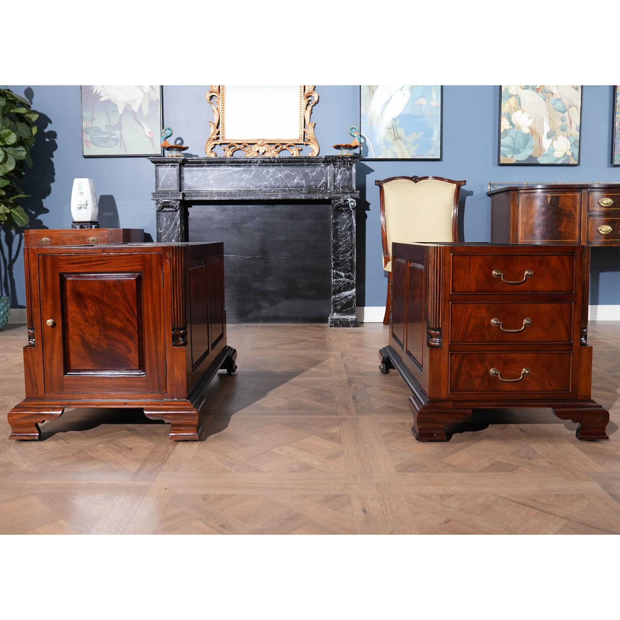 Bureau de partenaire en acajou de qualité supérieure de Niagara Furniture avec des panneaux de porte surélevés et une riche finition brune semblable à celle que l'on trouve dans les antiquités anglaises. La surface d'écriture à trois volets en cuir