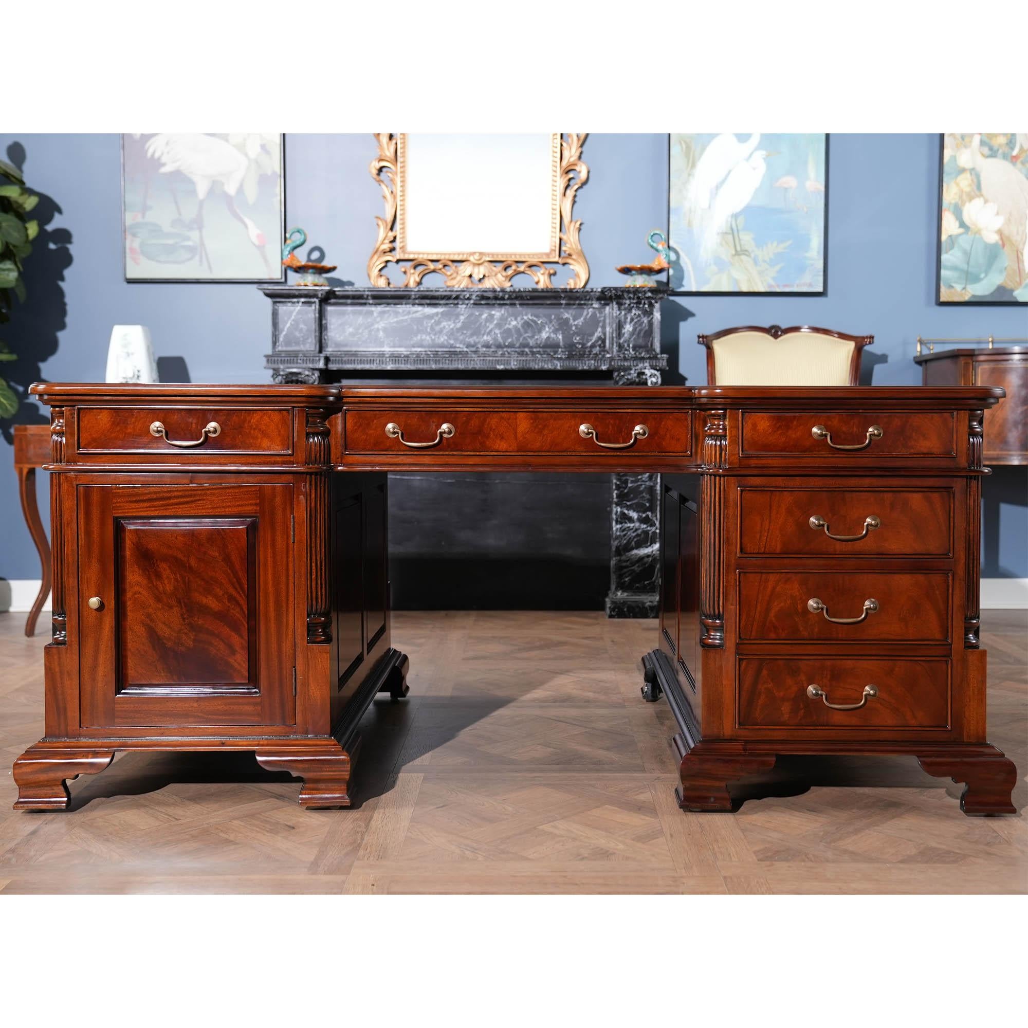 Sculpté à la main Bureau des partenaires en acajou en vente