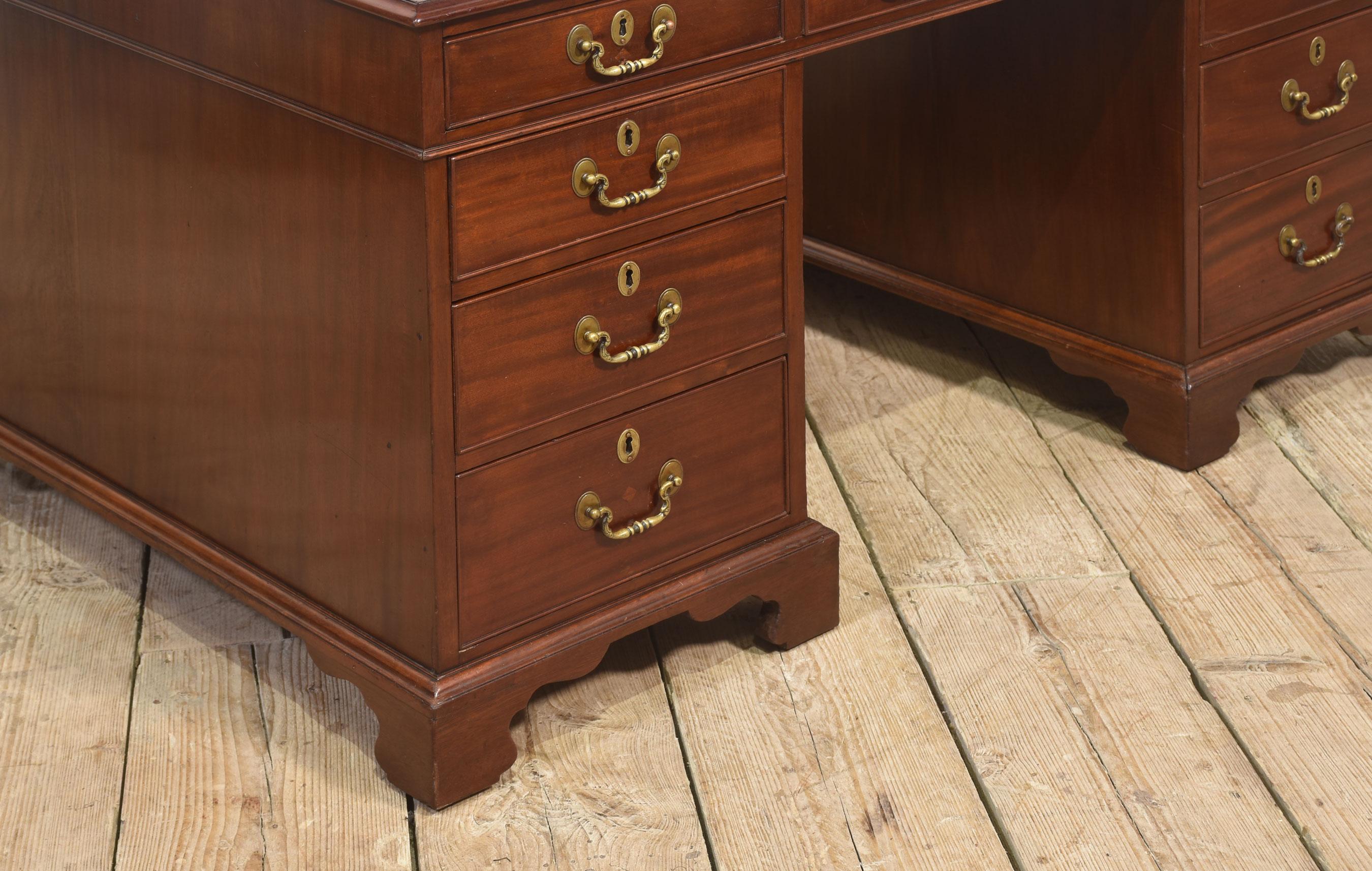 Mahogany partners desk In Good Condition For Sale In Cheshire, GB
