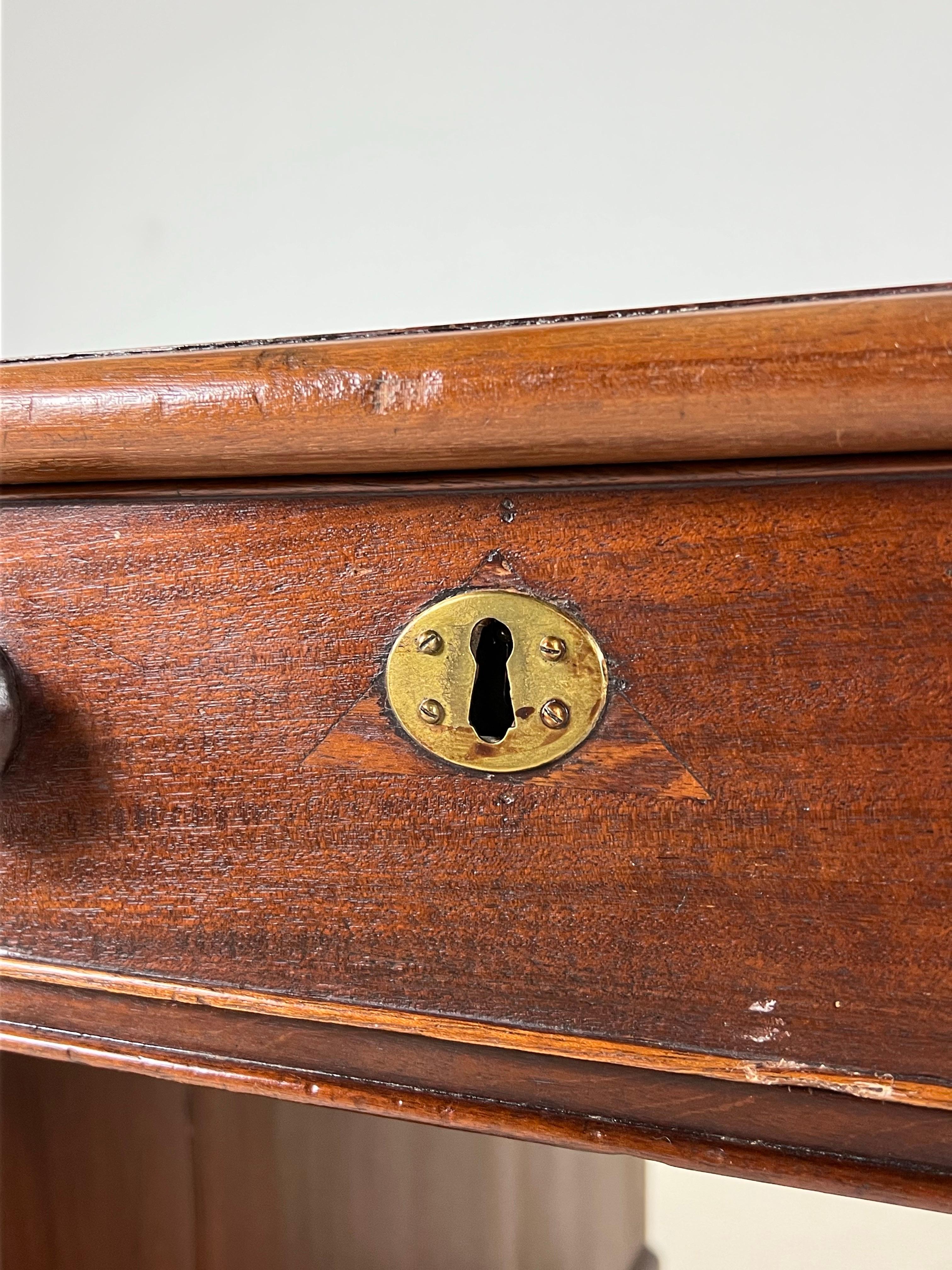 Großer Schreibtisch / Partnerschreibtisch. Original aus England, um 1890. Vollständig aus Mahagoniholz. Mit roter Ledereinlage.

Der Schreibtisch ist in schönem, sauberem Zustand! Wurde an verschiedenen Stellen restauriert und einmal