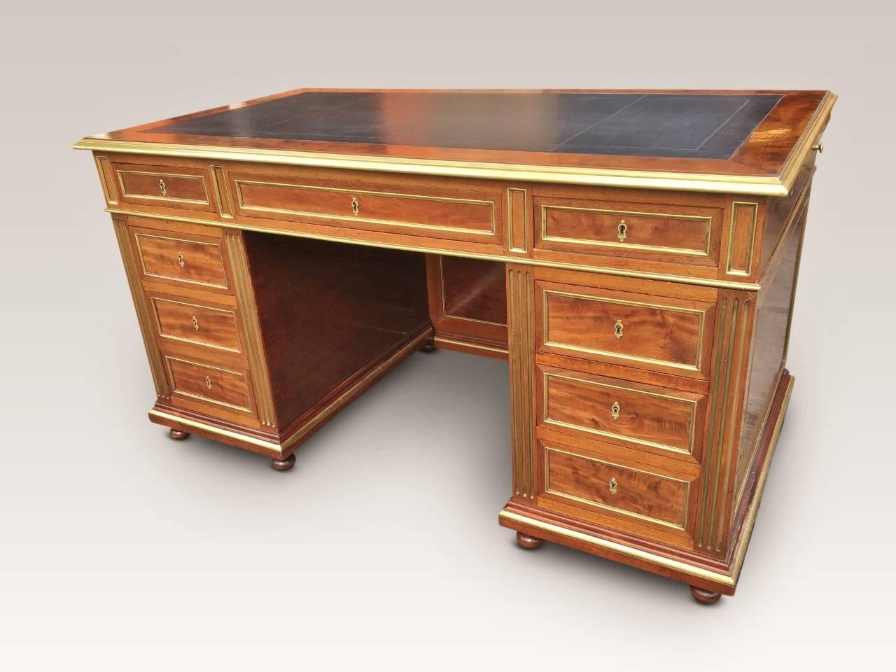 Fine quality mahogany pedestal writing desk, French, circa 1880.
This delightful writing desk stands on shallow bun feet, and is in figured mahogany with brass mouldings and beadings. The mahogany is well figured, with the entire desk retaining a