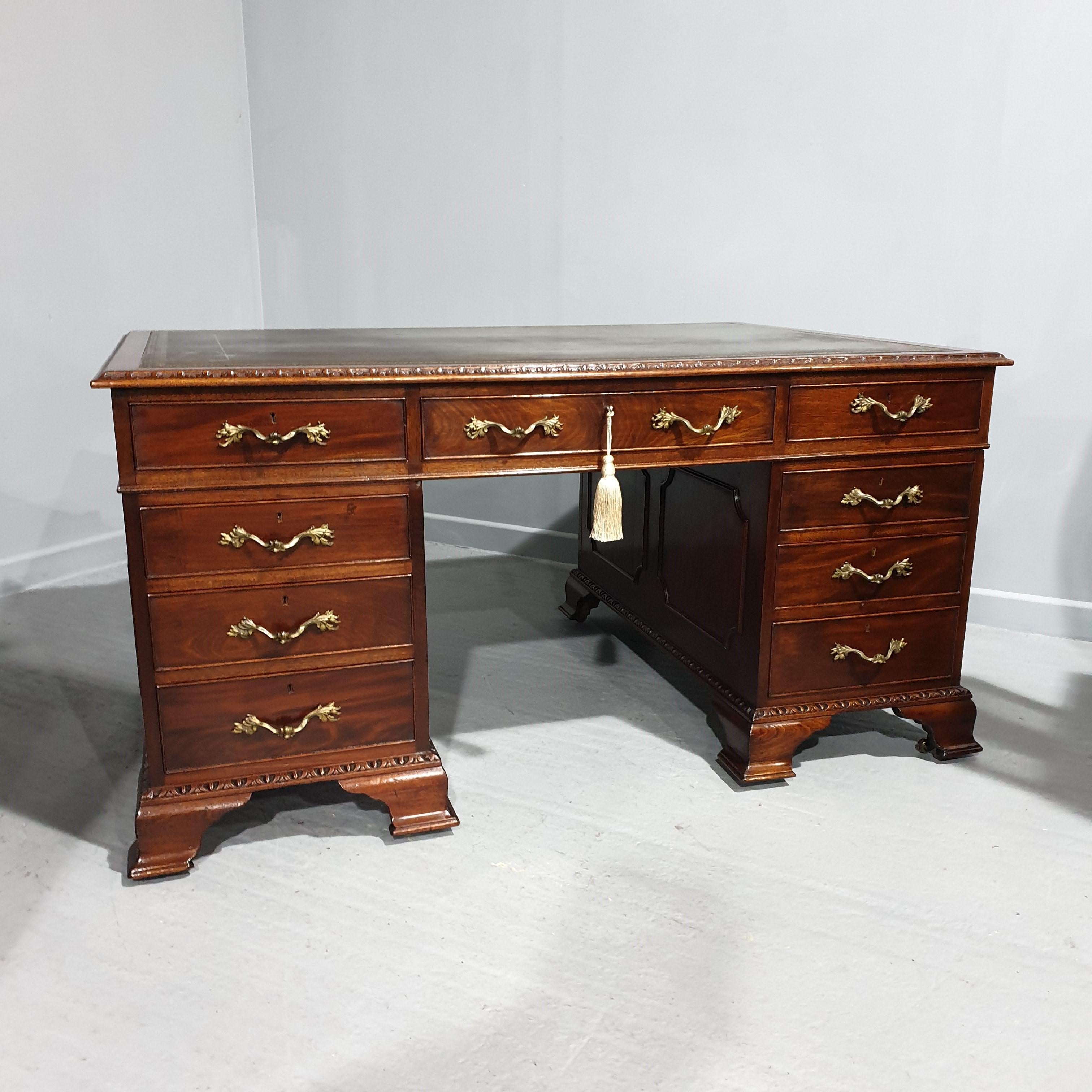 Scrivania in mogano in stile Chippendale in tre pezzi di eccellente qualità,  in mogano massiccio, maniglie in ottone, loks originali funzionanti con chiave, indipendente, in piedi su piedini a sfera e artiglio, in condizioni eccellenti e di colore