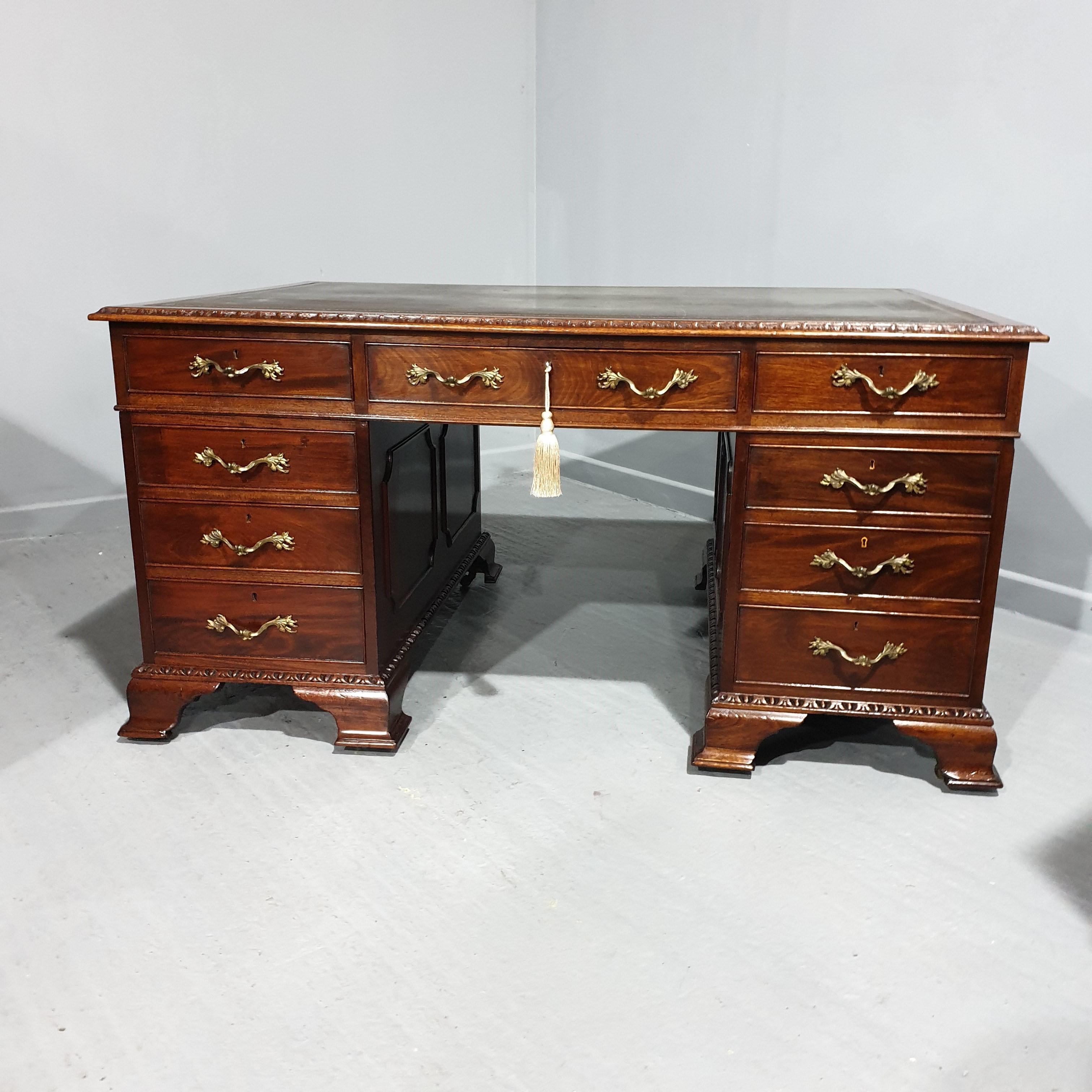 Chippendale Scrivania con piedistallo in mogano in vendita