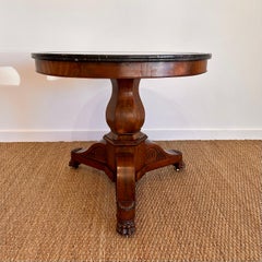 Mesa de pedestal de caoba con tapa de piedra original