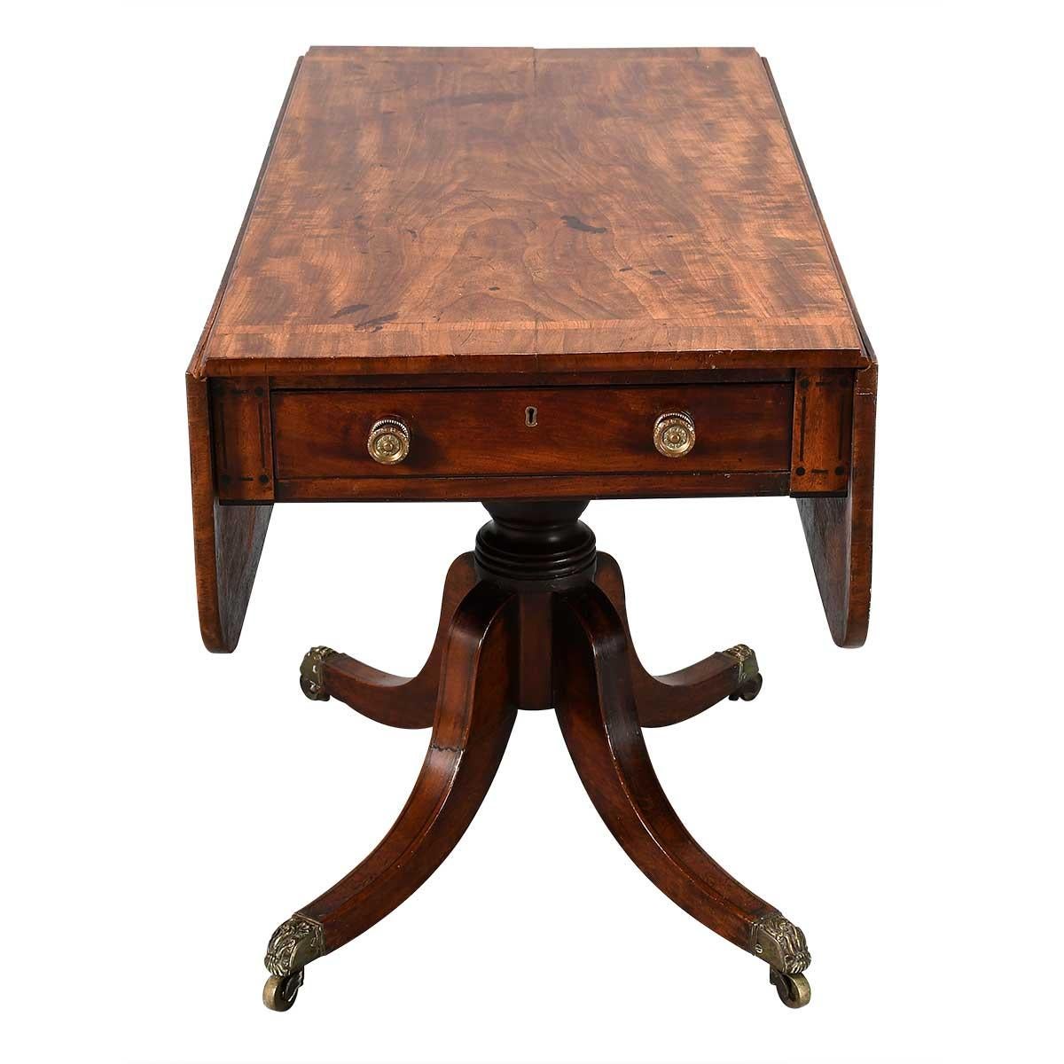 Acajou Table Pembroke sur piédestal en vente