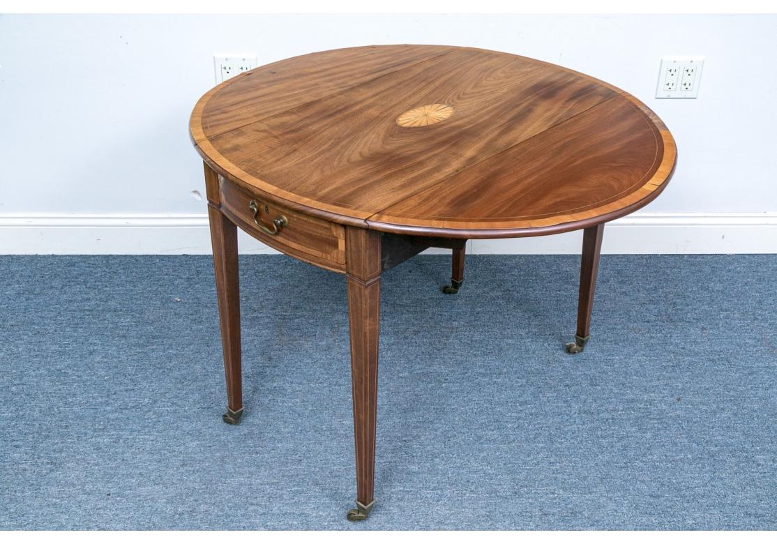 Mesa Pembroke de caoba con medallón de concha incrustado - Proyecto de restauración Caoba en venta