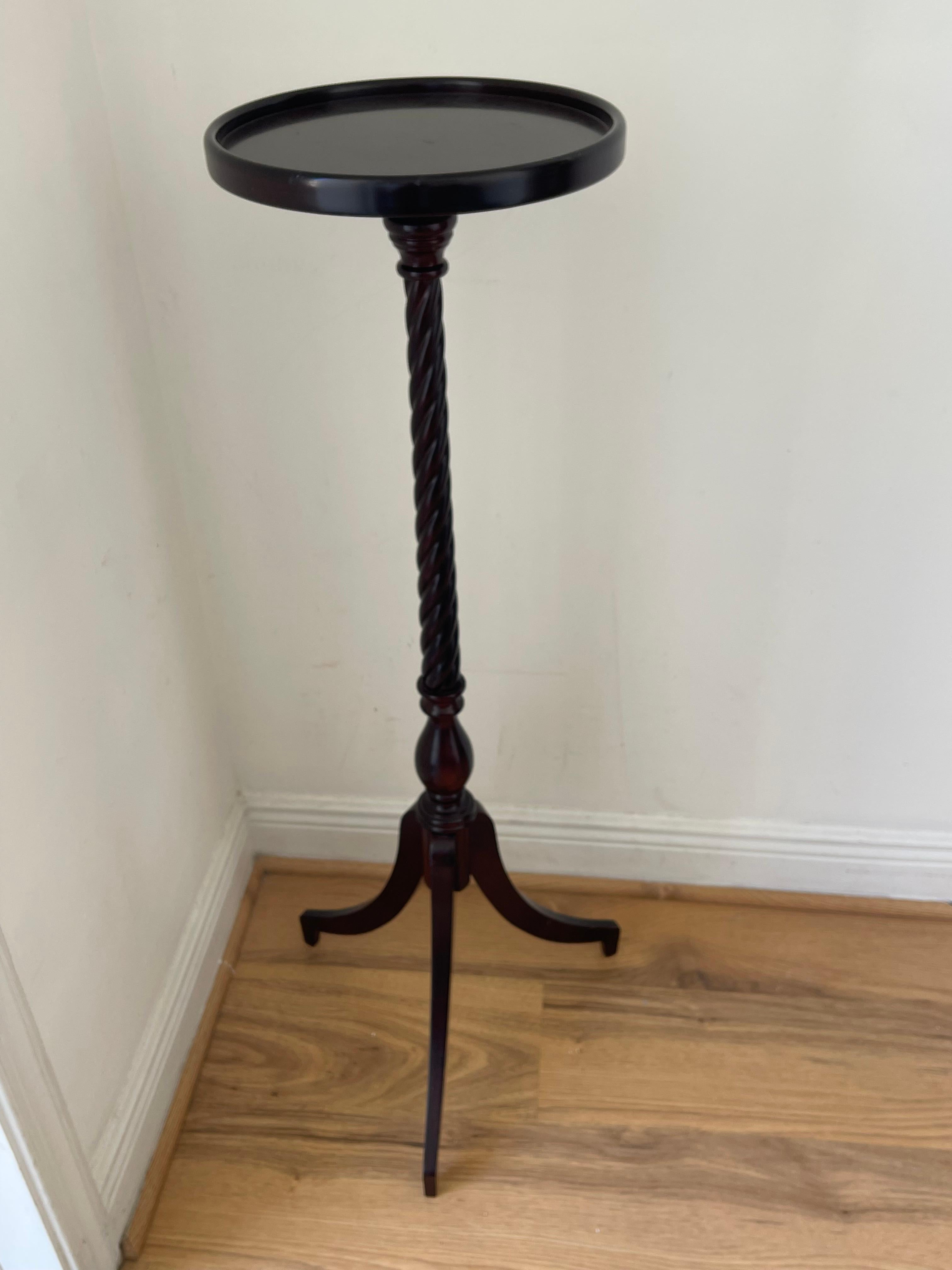 Vintage carved mahogany elegant plant stand.
