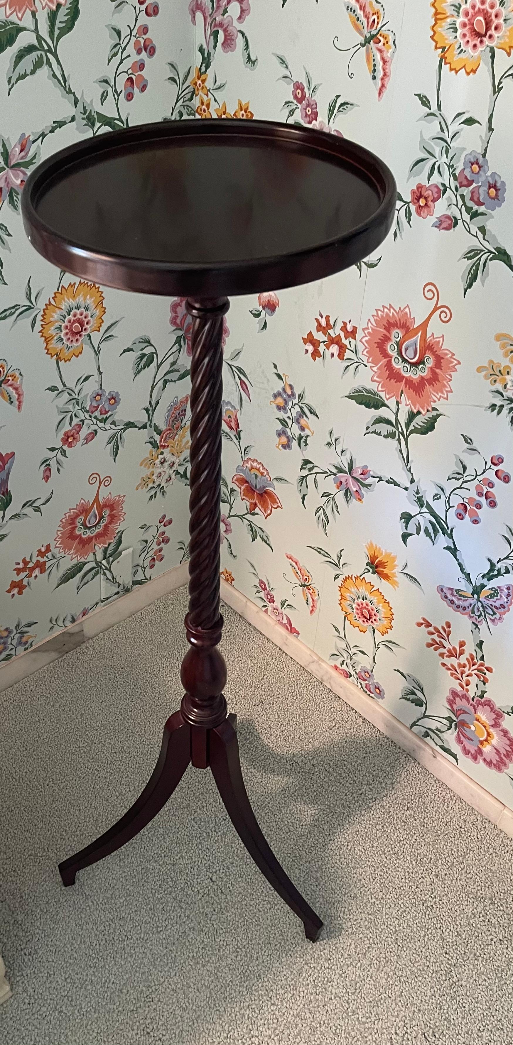 Elegant Vintage Mahogany Plant Stand In Good Condition For Sale In Boca Raton, FL