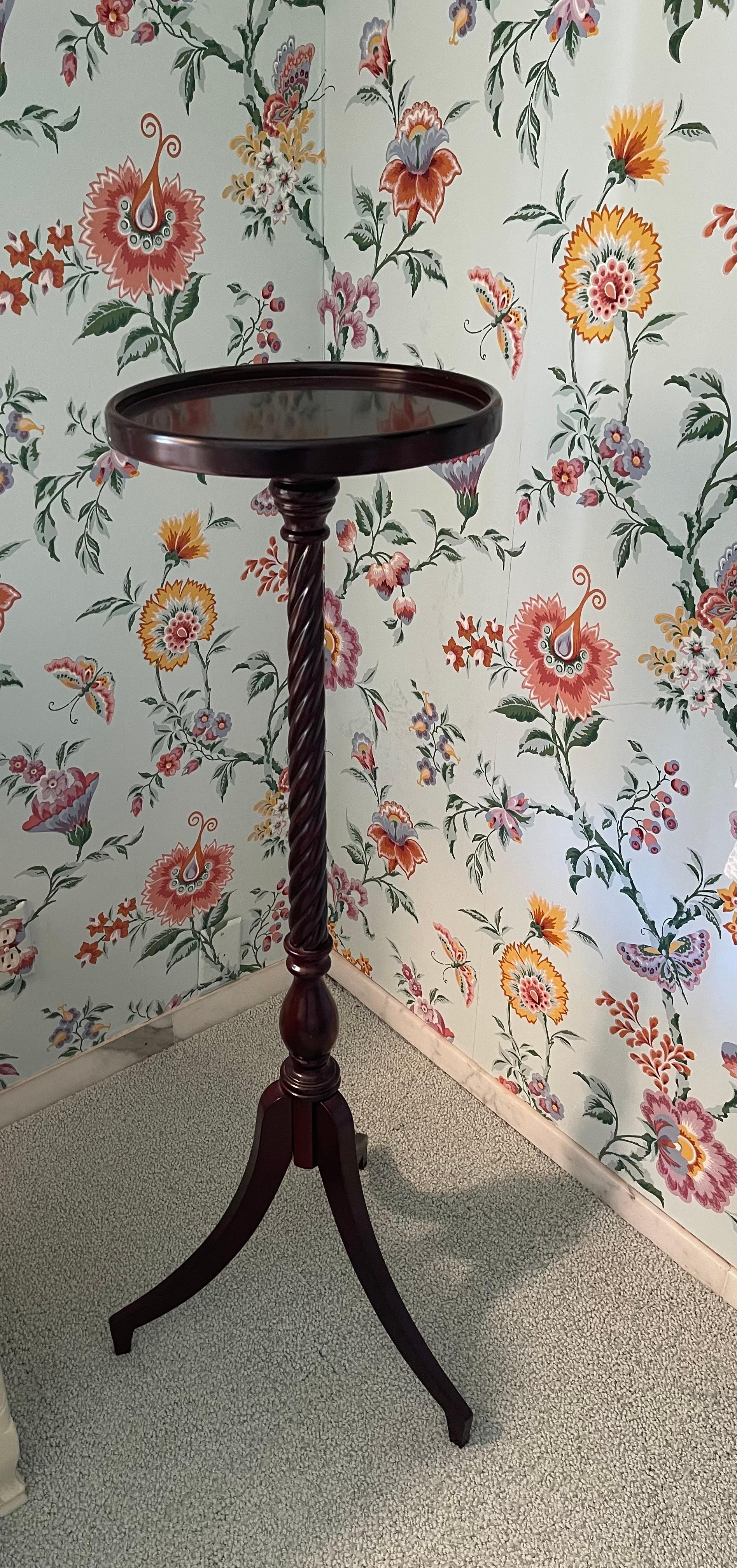 Mid-20th Century Elegant Vintage Mahogany Plant Stand For Sale