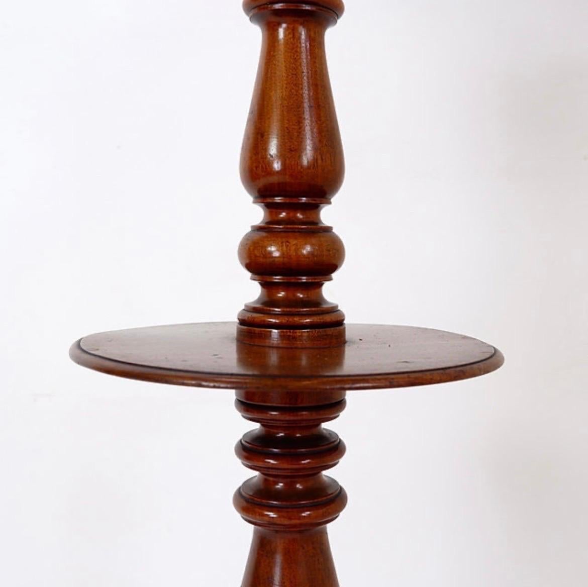 Mahogany Psyche barber mirror - Turned Wood

Wear consistent with age and use

Antique - Decoration - 19th
Measures : Base : Ø 53cm H:160cm 