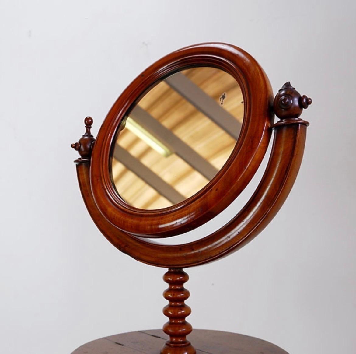 Mahogany Psyche barber mirror - Turned Wood In Distressed Condition For Sale In Linkebeek, BE