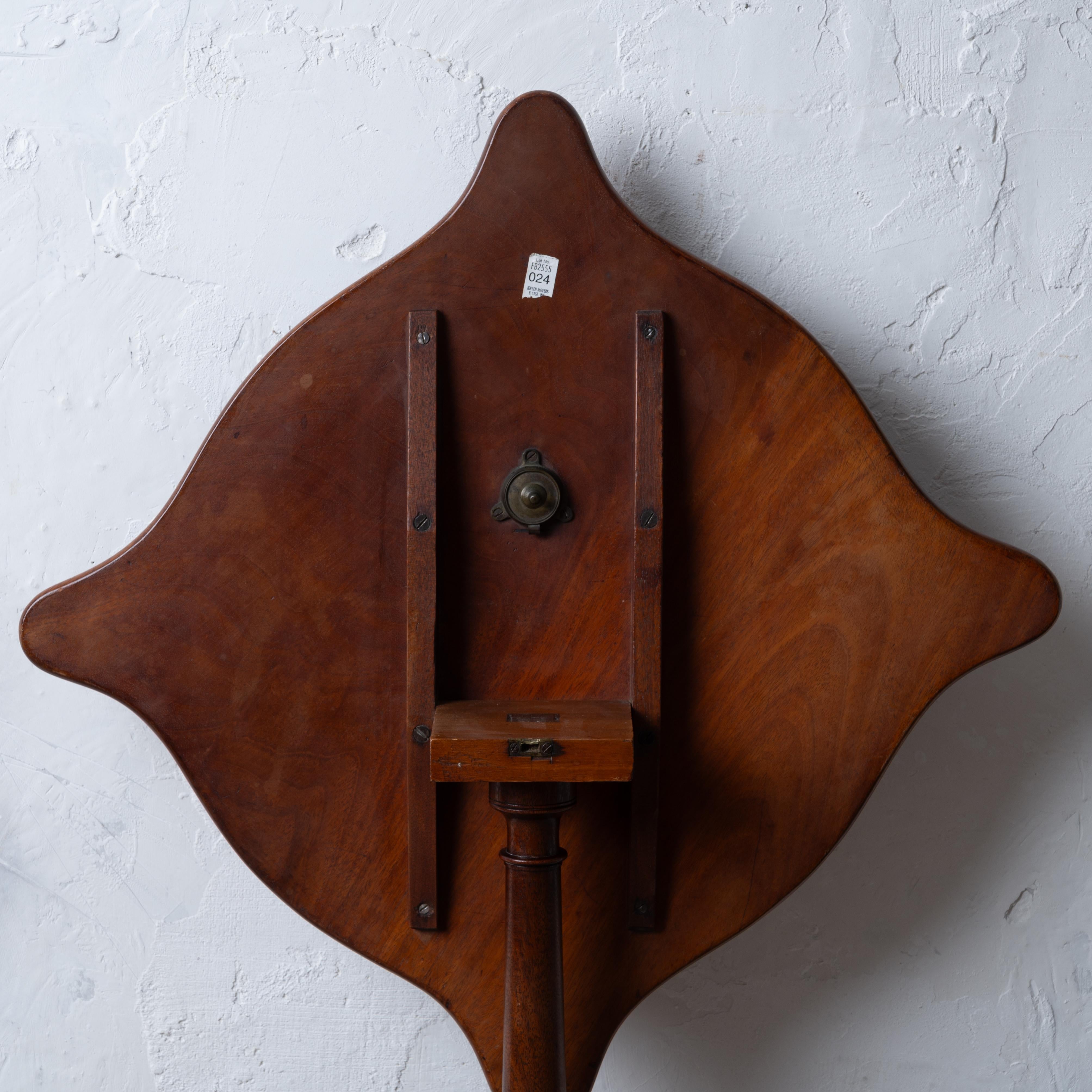 Kippbarer Mahagoni-Kerzenständer mit Vierpass, um 1790 im Angebot 6